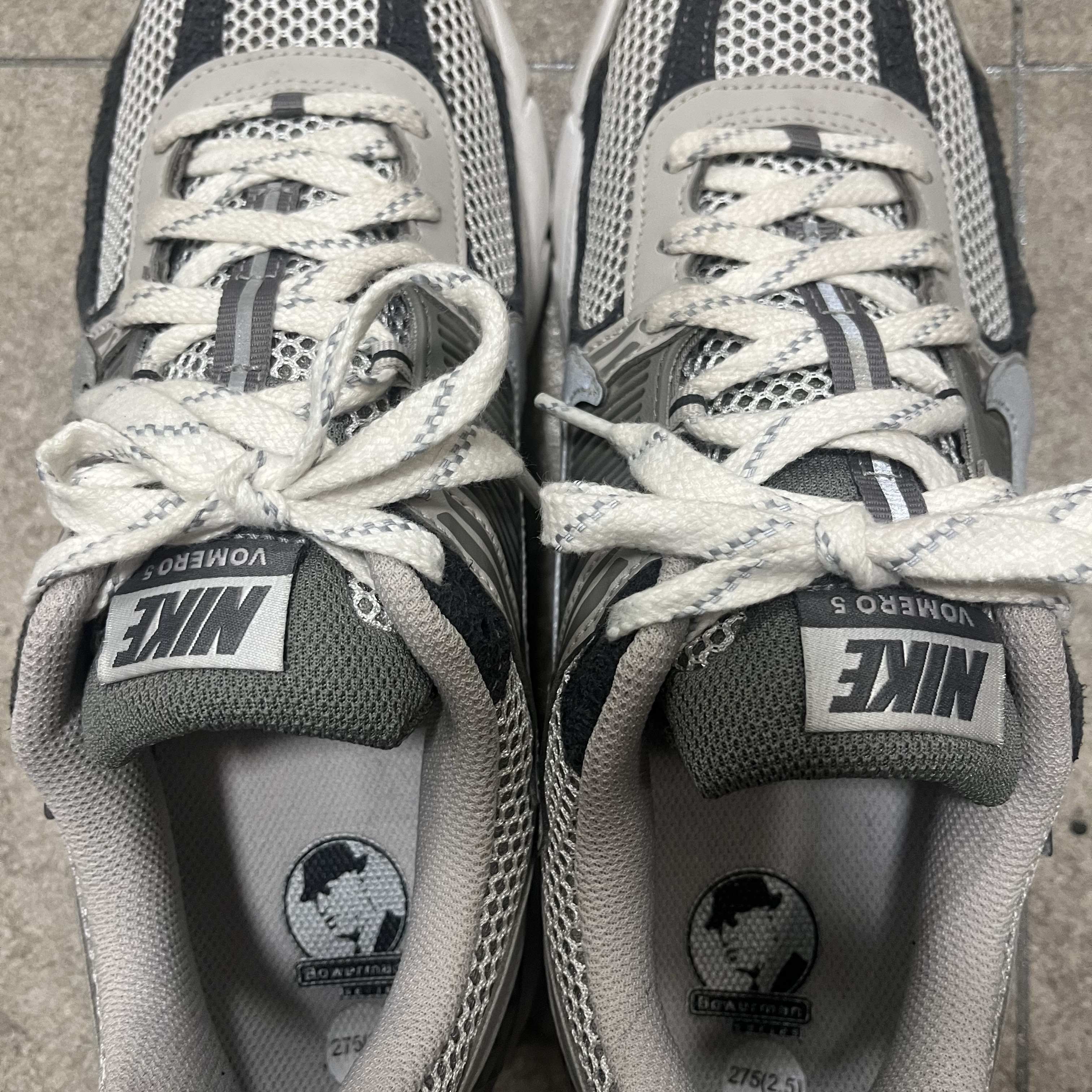 Nike Zoom Vomero 5 PRM Light Iron Ore and Flat Fewter 착용 스타일