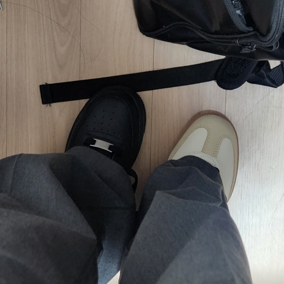 (W) Adidas Samba OG Cream White Core Black, Nike Air Force 1 '07 Low Triple Black 착용 스타일 - 3