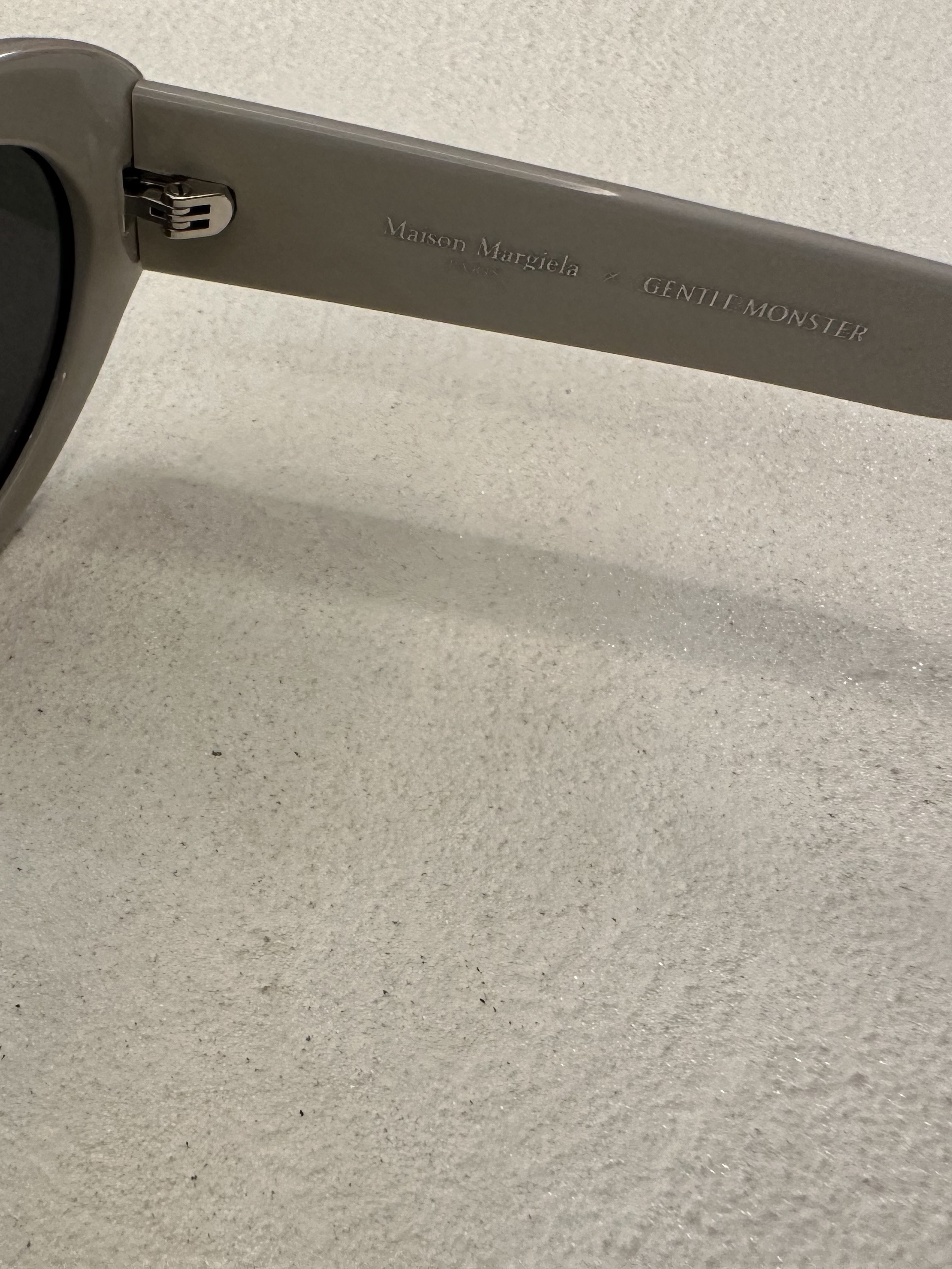 Gentle Monster x Maison Margiela MM107 Gray Black 착용 스타일 - 5