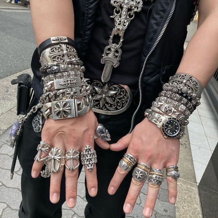 Chrome Hearts Silichrome CH Cross Pendant Black 2022/2023/2025, Chrome Hearts Silichrome CH Cross Pendant Pink 2022 착용 스타일 - 2