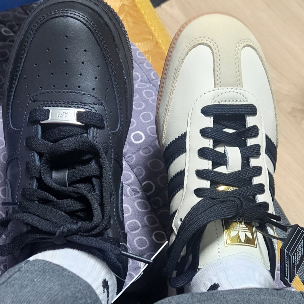 (W) Adidas Samba OG Cream White Core Black, Nike Air Force 1 '07 Low Triple Black 착용 스타일 - 1