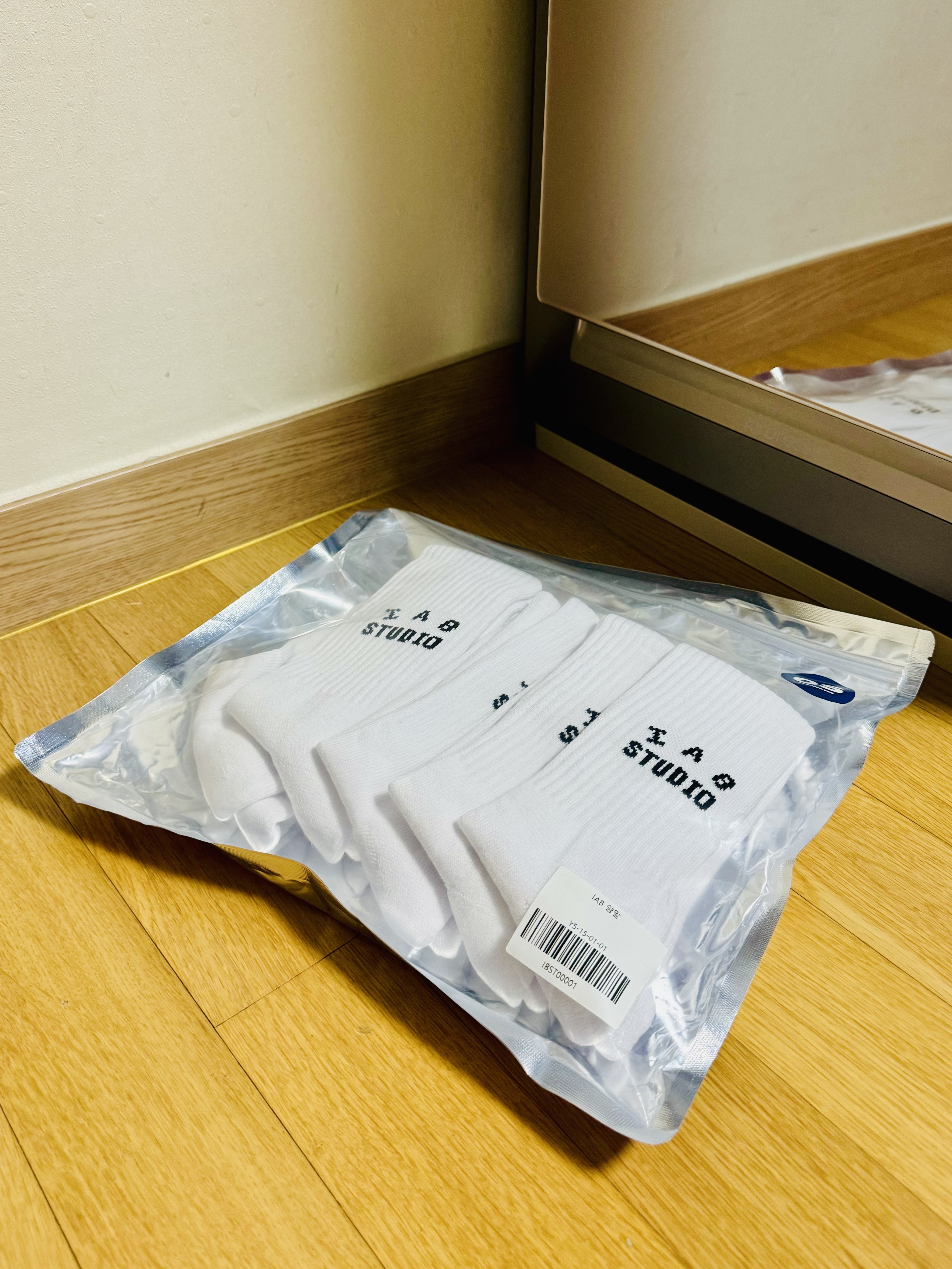 IAB Studio Socks White (5 Pack) 착용 스타일