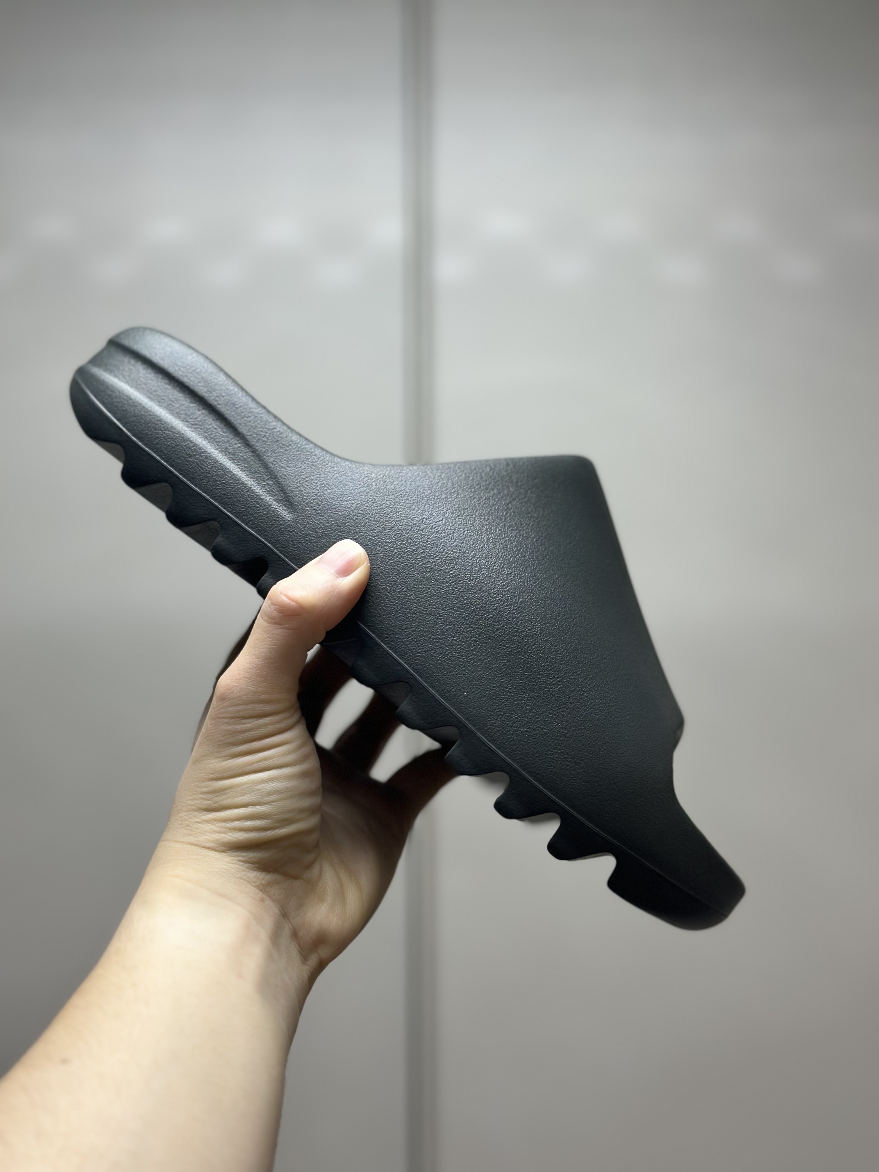 Adidas Yeezy Slide Dark Onyx 2024 착용 스타일