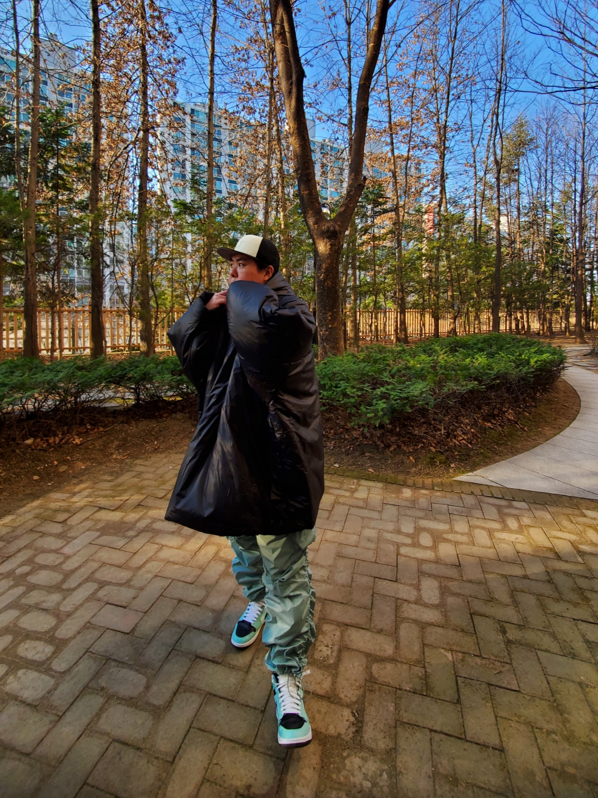 (W) Jordan 1 Mid Teal Tint, Essentials x New Era 59FIFTY Fitted Cap Cream Black 착용 스타일 - 2