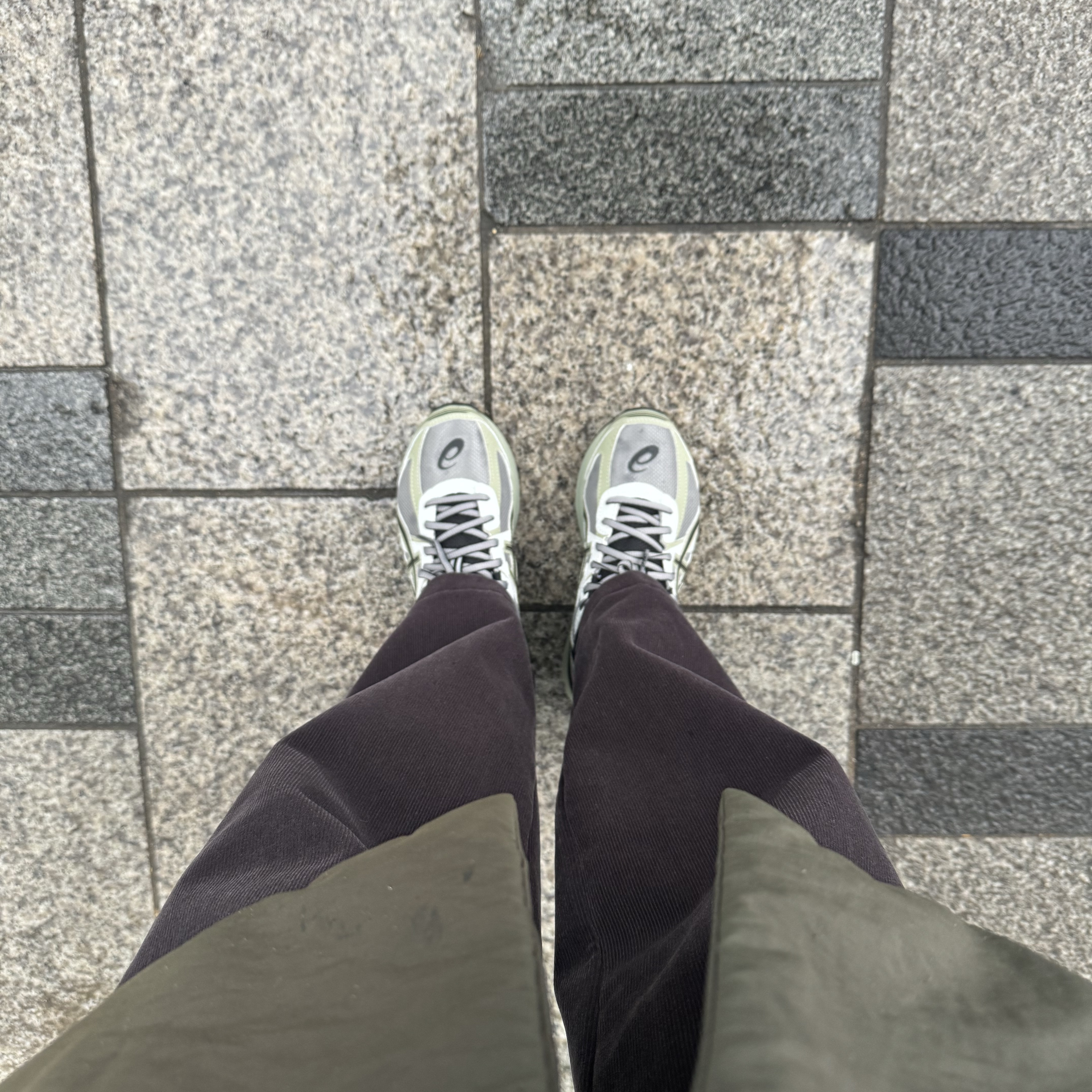 Asics Jog 100 S Sheet Rock - 2E Wide 착용 스타일