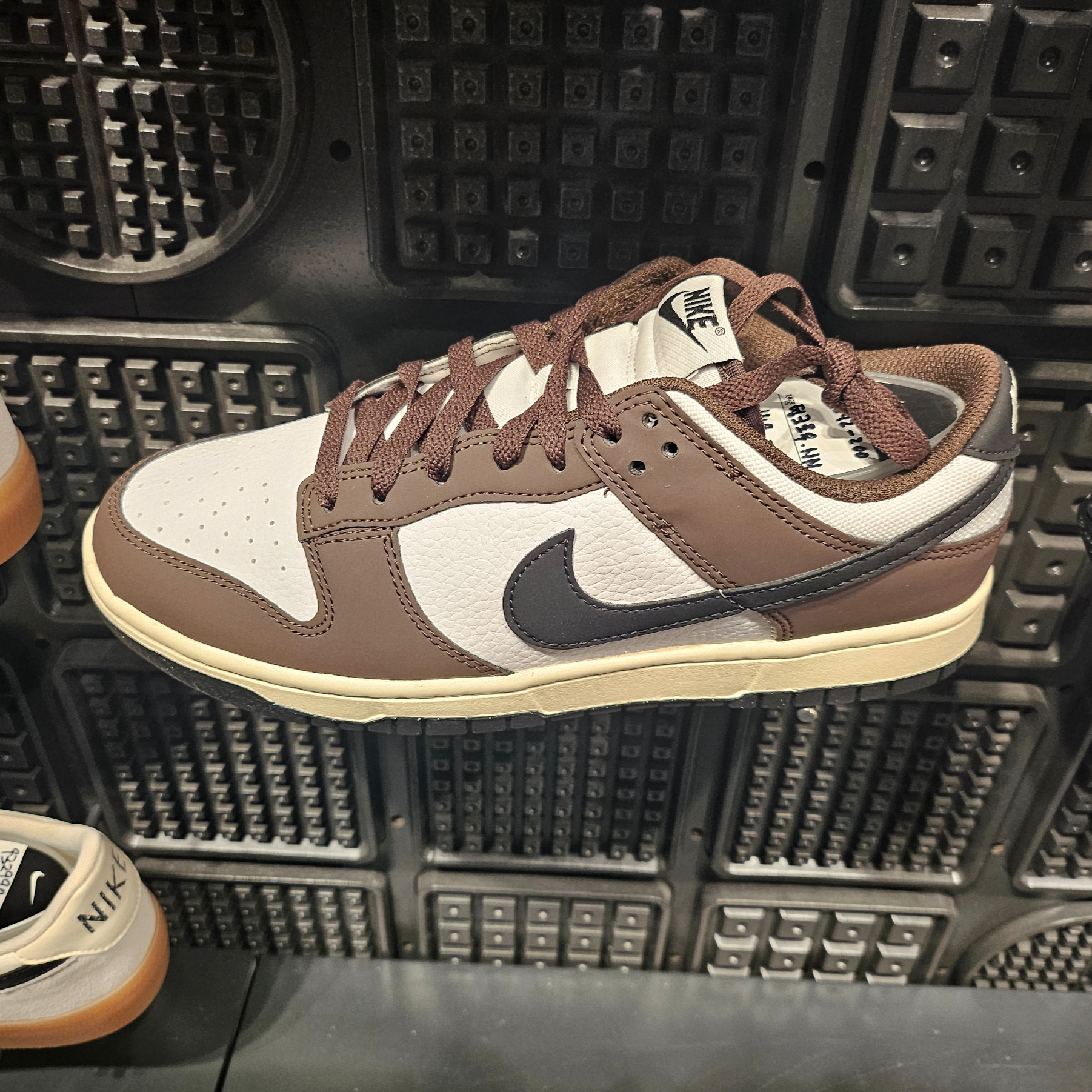 Nike Dunk Low Retro Next Nature Baroque Brown White 착용 스타일 - 3