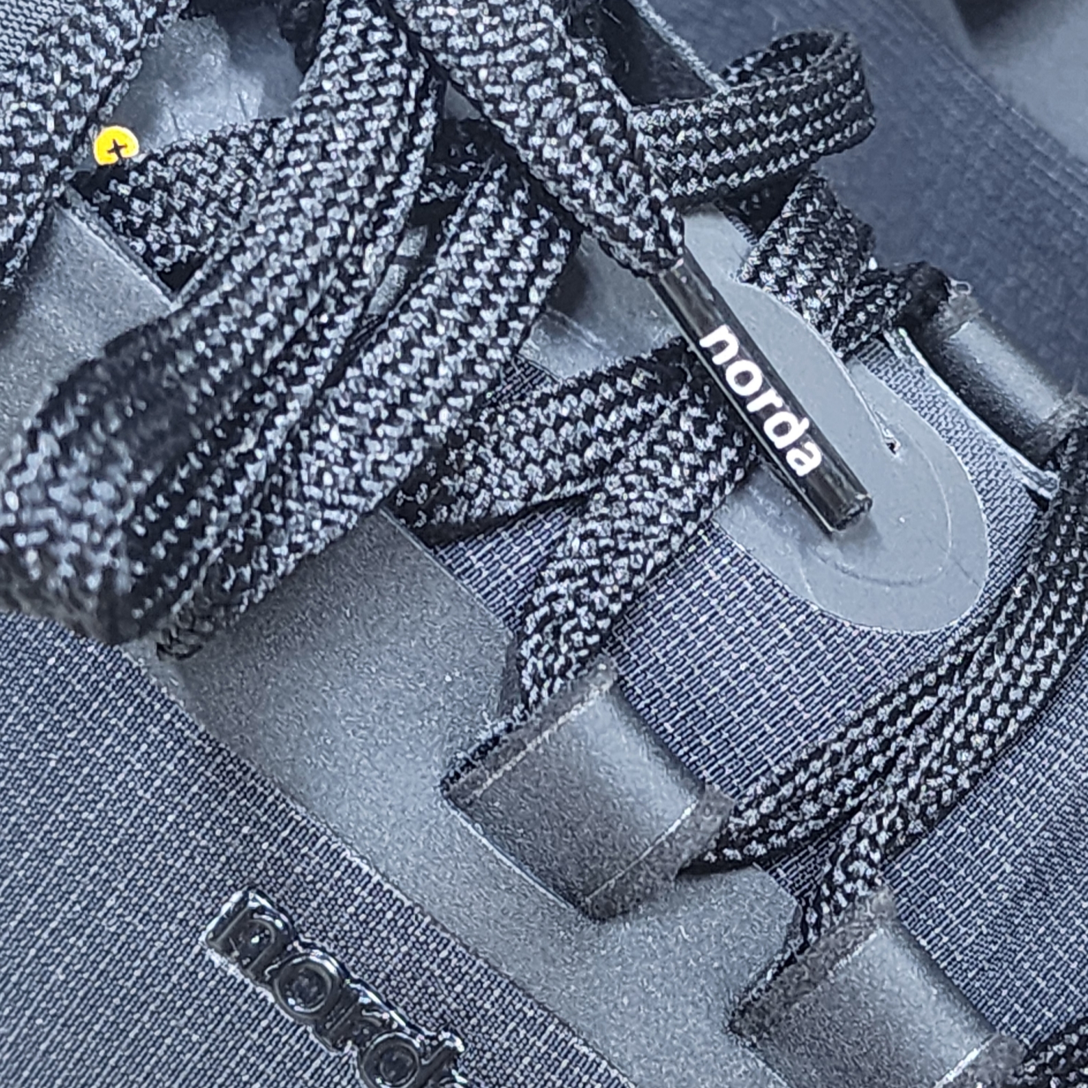 Norda 001/A G+ Stealth Black 착용 스타일 - 2