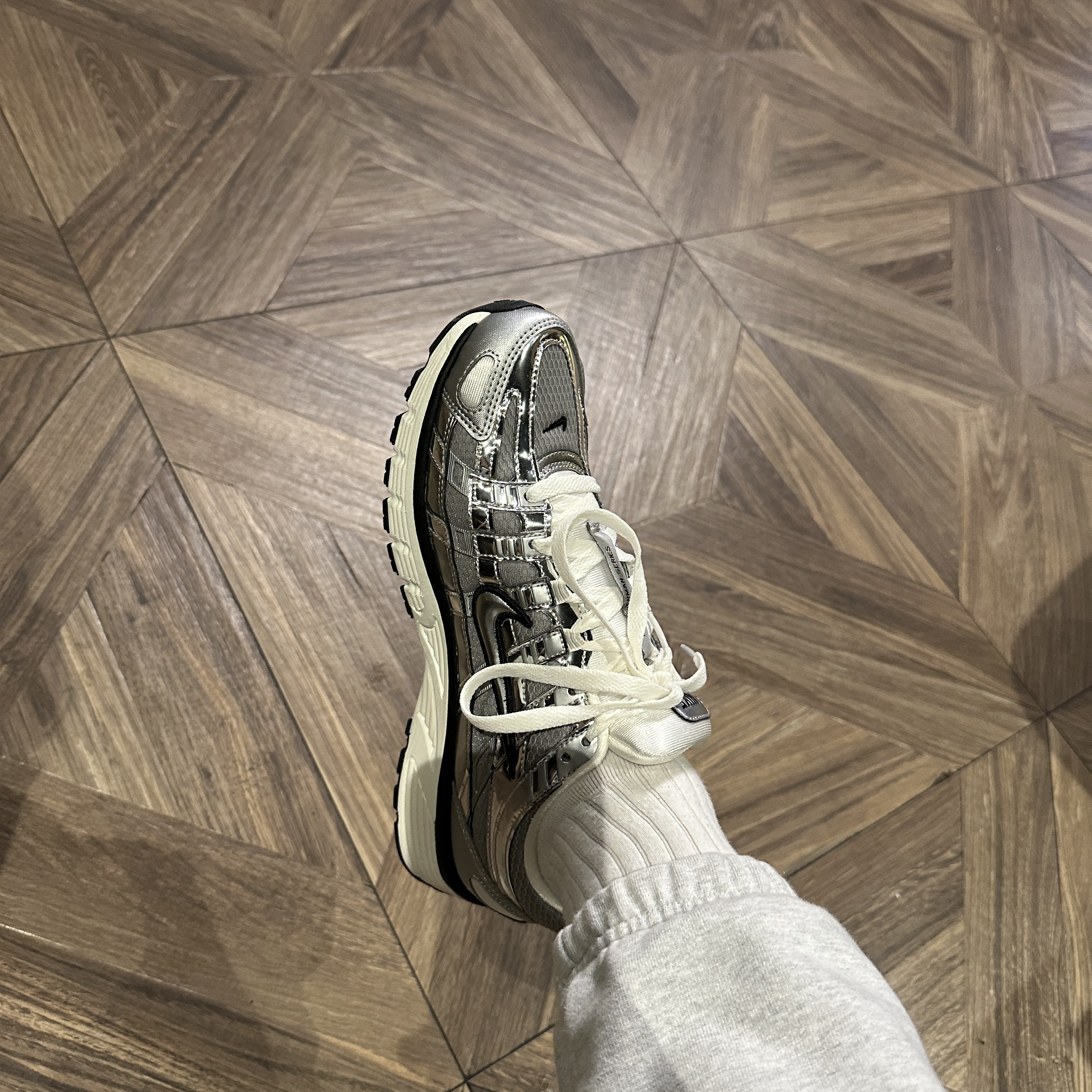 Nike P-6000 Metallic Silver 착용 스타일