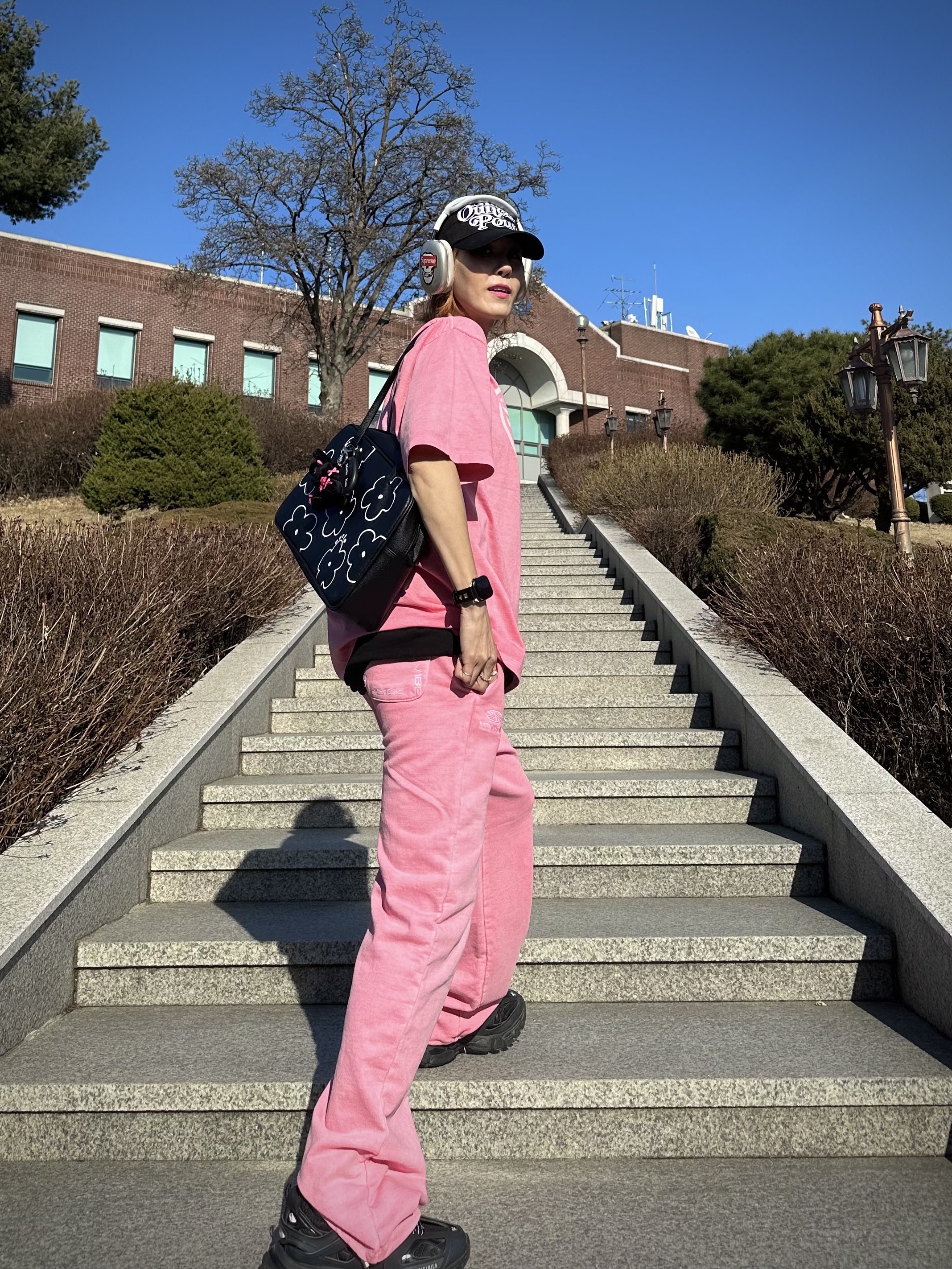 Balenciaga Track Sneakers Triple Black, Apple AirPods Max Lightning Silver (Korean Ver.) 착용 스타일 - 3