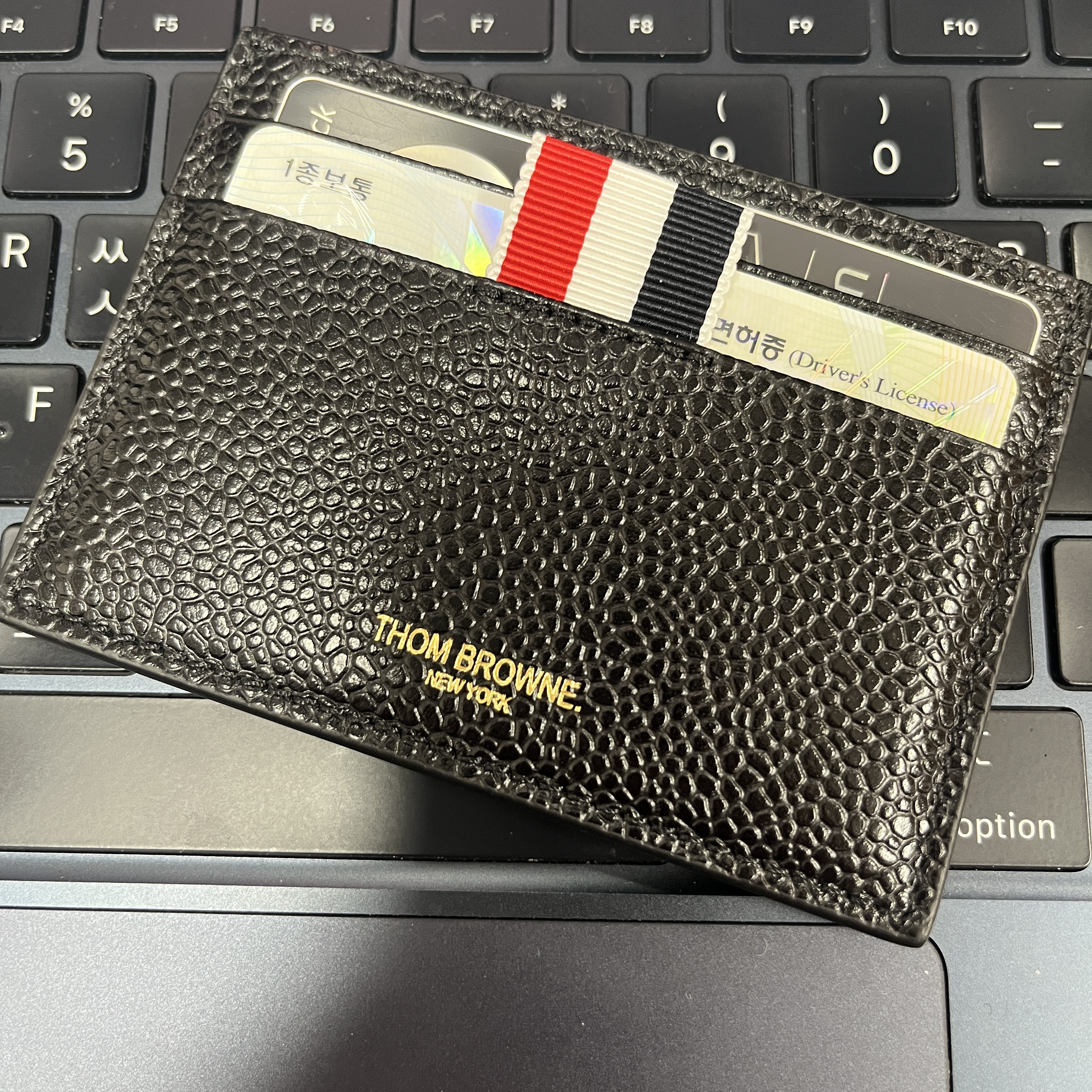Thom Browne Pebble Grain Leather Stripe Single Card Holder Black 착용 스타일