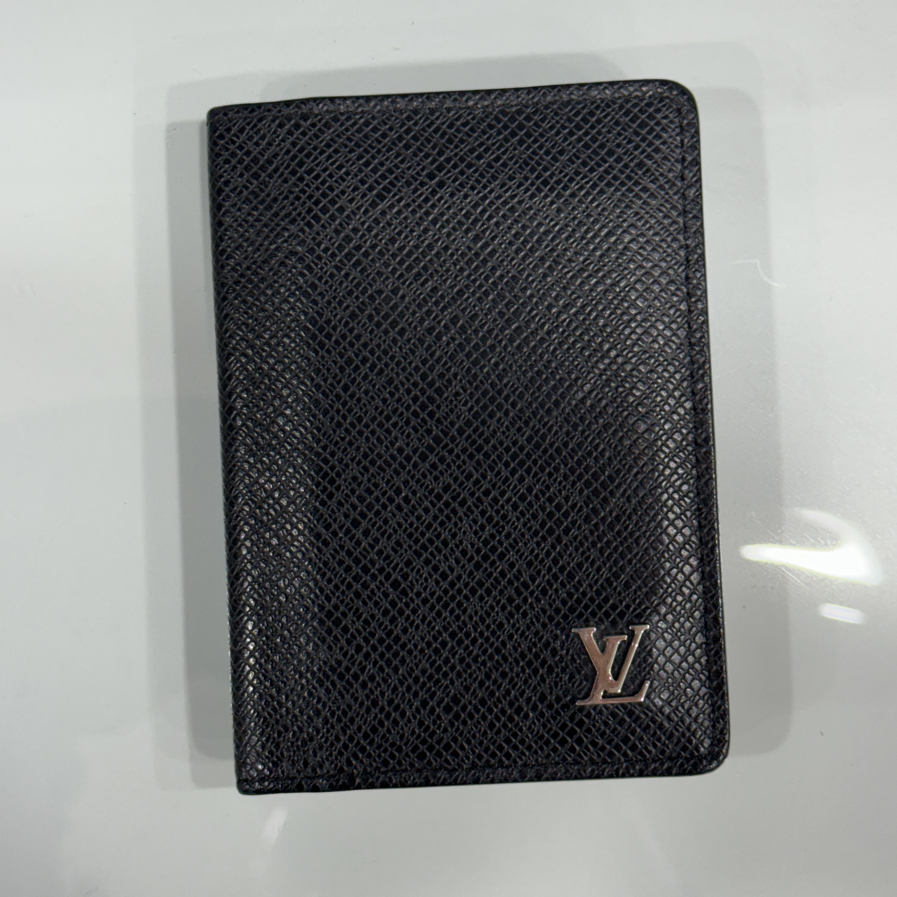 Louis Vuitton Pocket Organizer Taiga Black 착용 스타일
