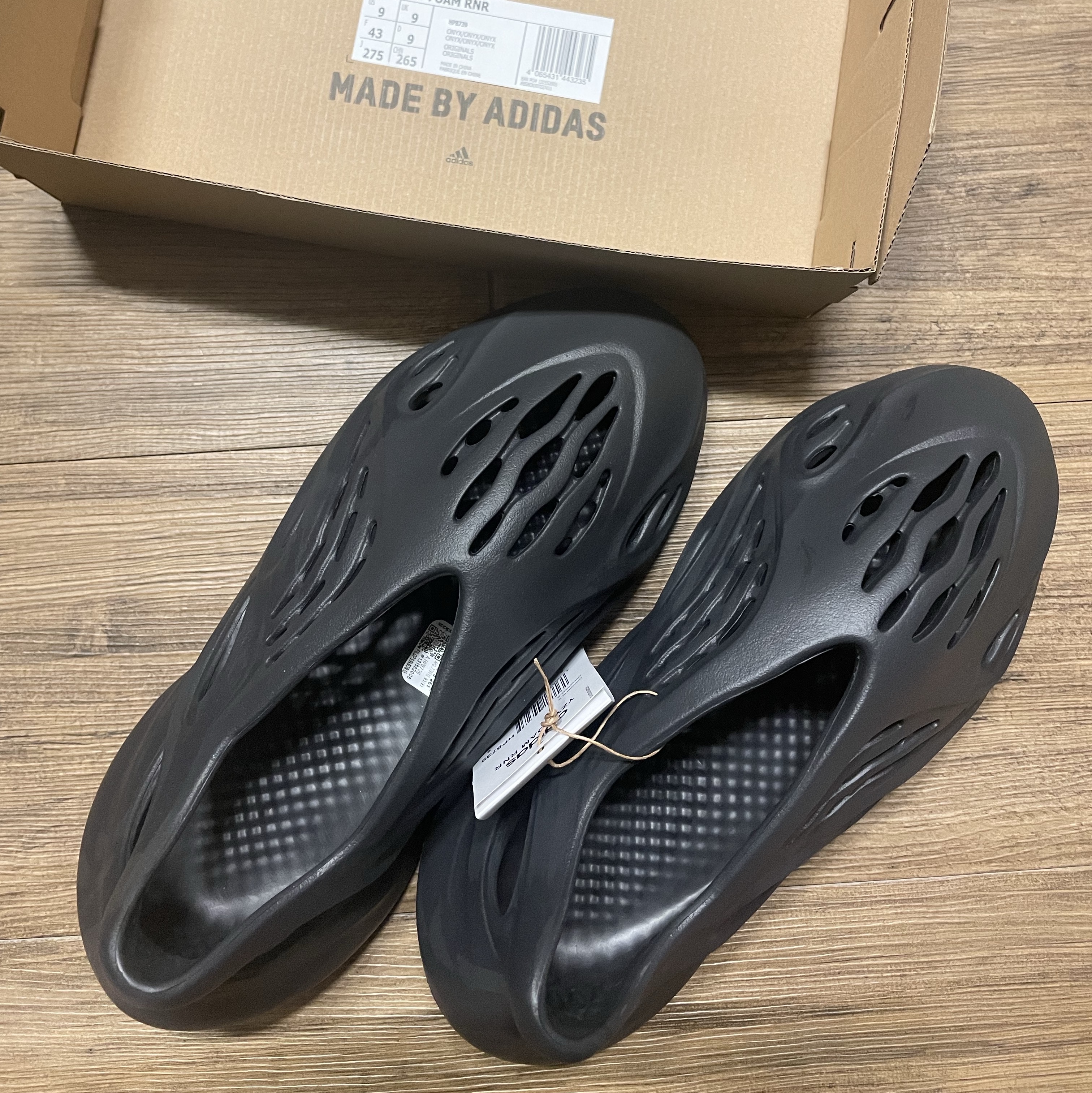 Adidas Yeezy Foam RNNR Onyx 착용 스타일