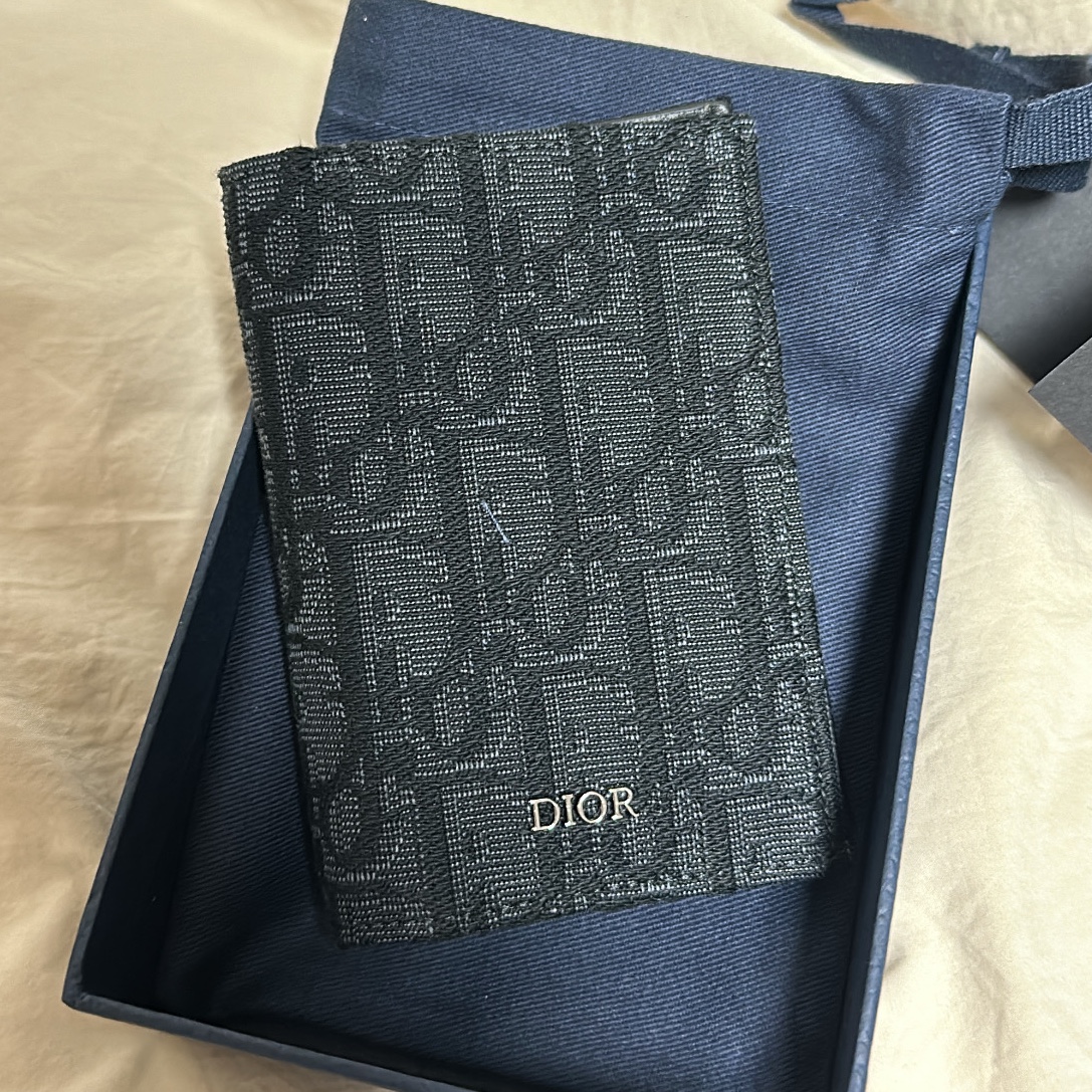 Dior Bi-Fold Card Holder Black Dior Oblique Jacquard 착용 스타일