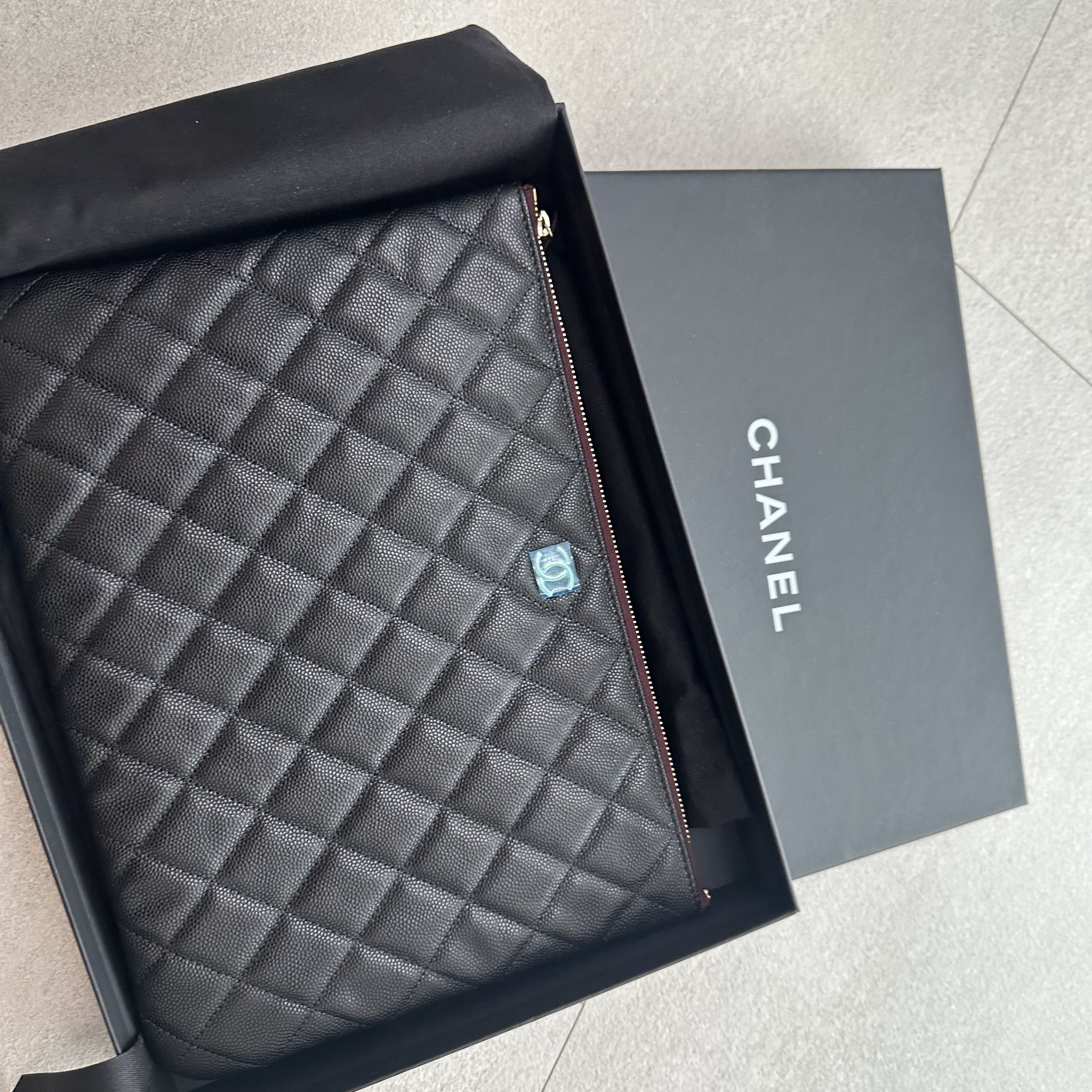 Chanel Medium Classic Pouch Grained Calfskin & Gold Black 착용 스타일
