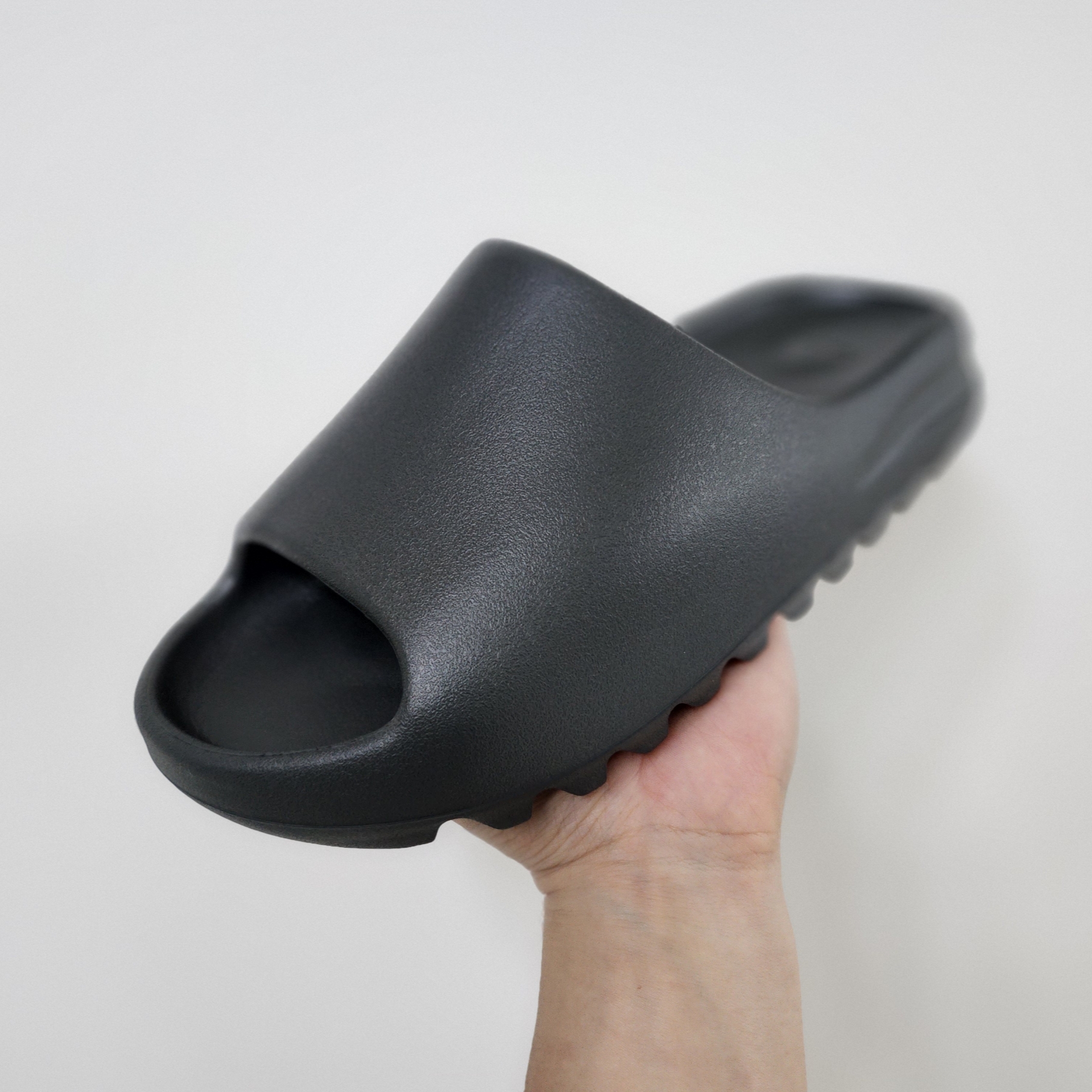 Adidas Yeezy Slide Dark Onyx 2024 착용 스타일 - 1
