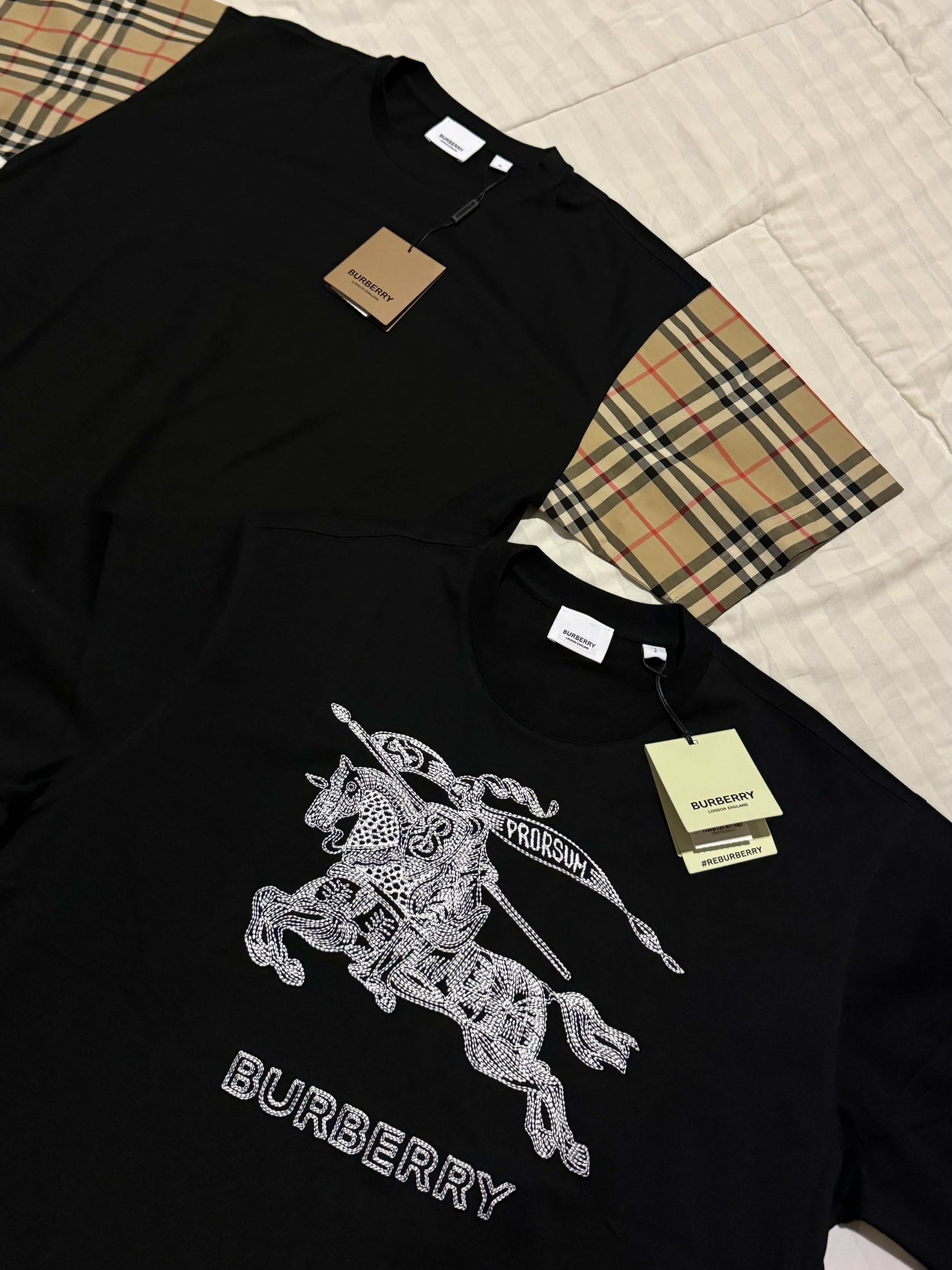 (W) Burberry Vintage Check Sleeve Cotton Oversized T-shirt Black, Burberry Embroidered EKD Cotton T-Shirt Black 착용 스타일 - 1