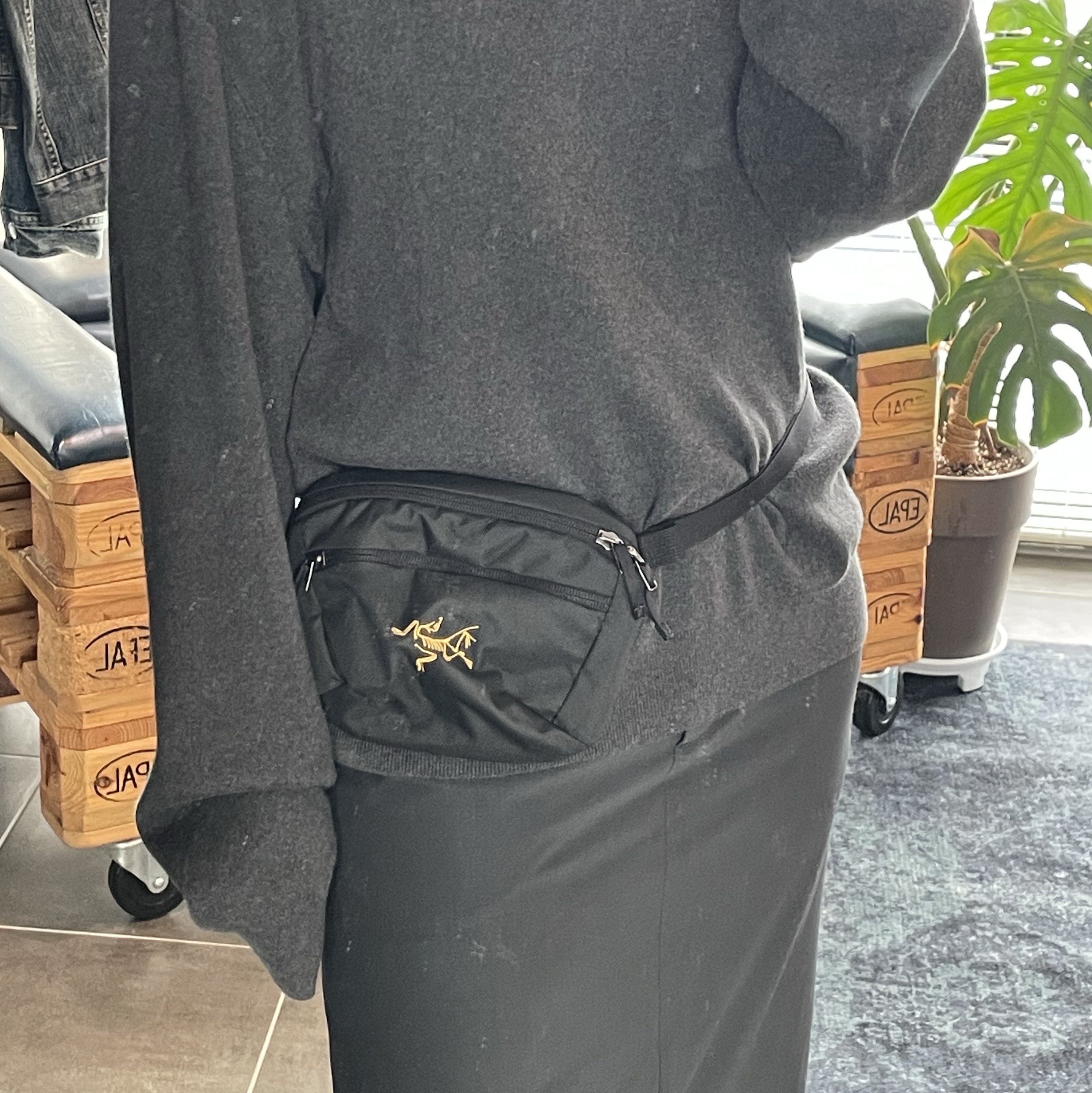 Arc'teryx Mantis 1 Waistpack Black 착용 스타일 - 2