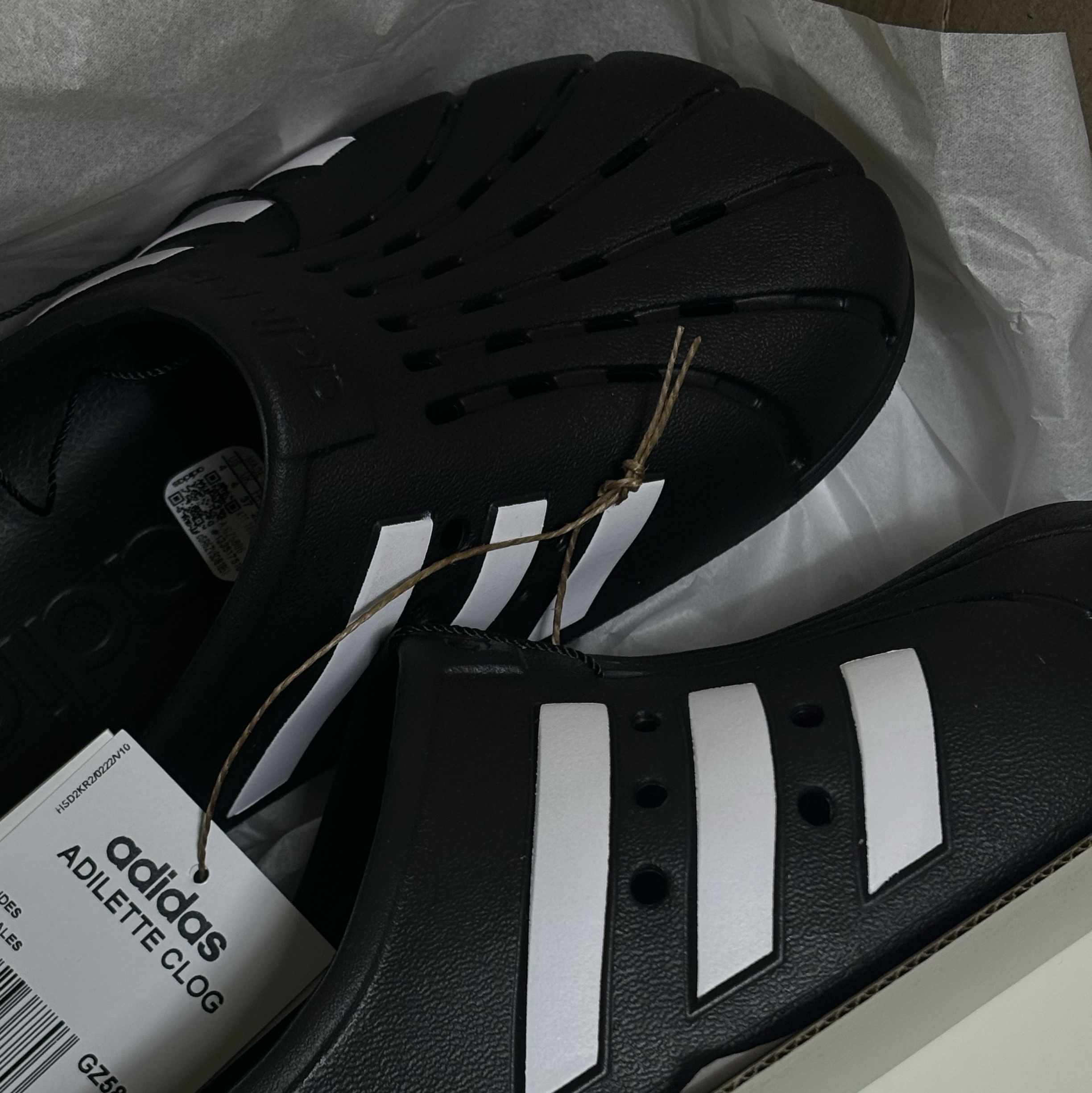 Adidas Adilette Clog Black White 착용 스타일