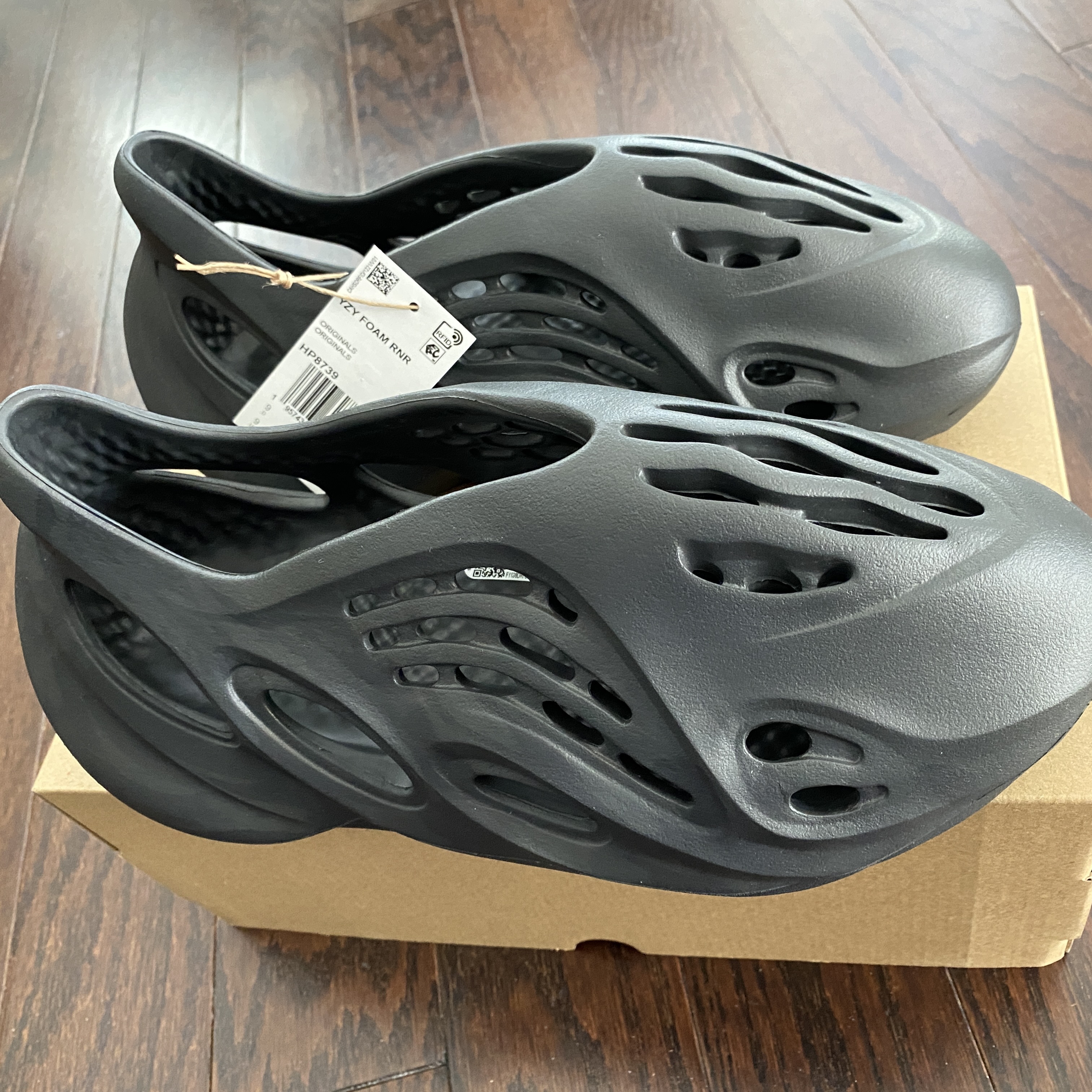 Adidas Yeezy Foam RNNR Onyx 착용 스타일 - 1