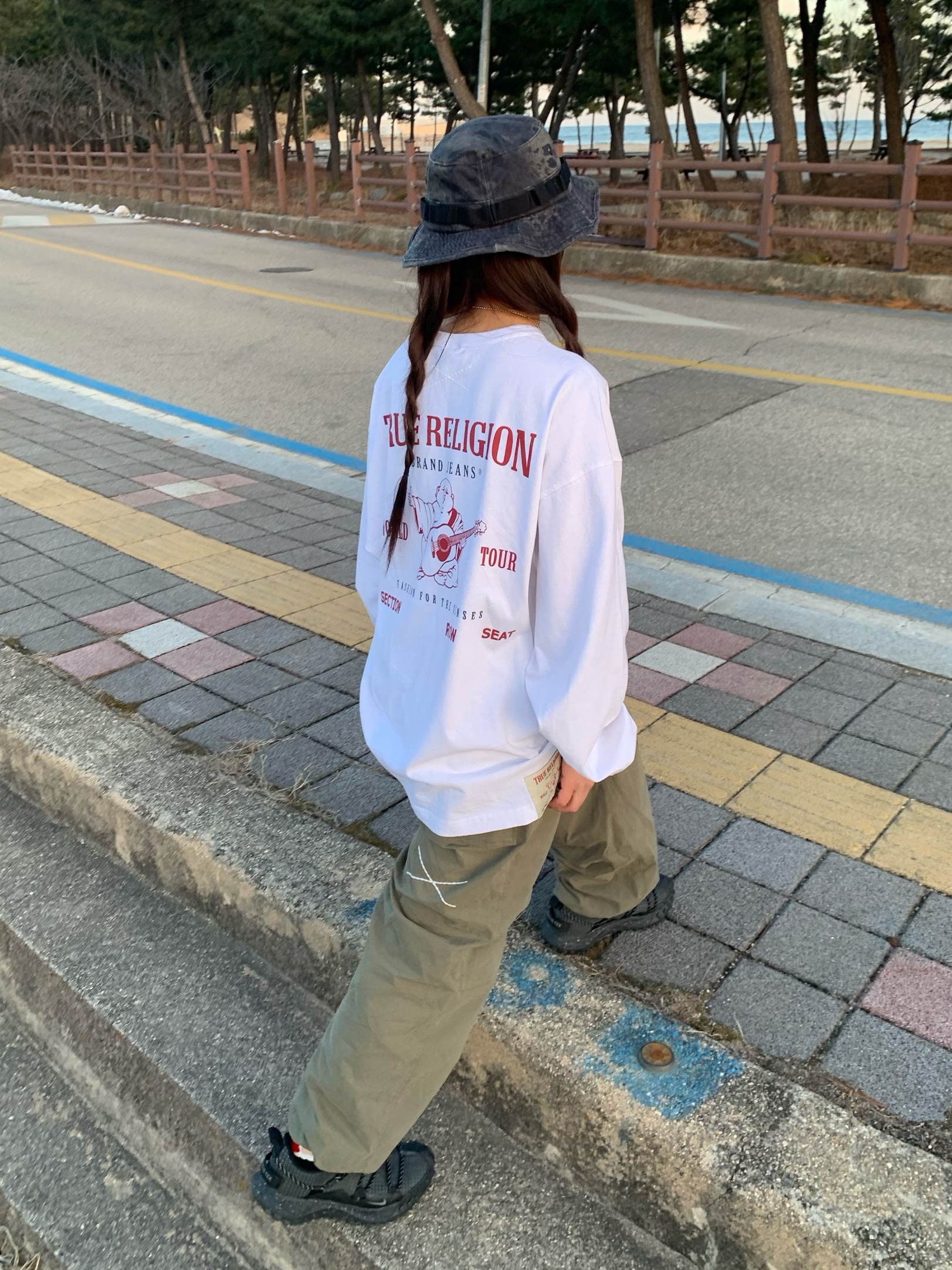 Supreme Military Boonie Black Prym1 Camo - 22SS, True Religion Origin Logo LS T-Shirt White 착용 스타일 - 3