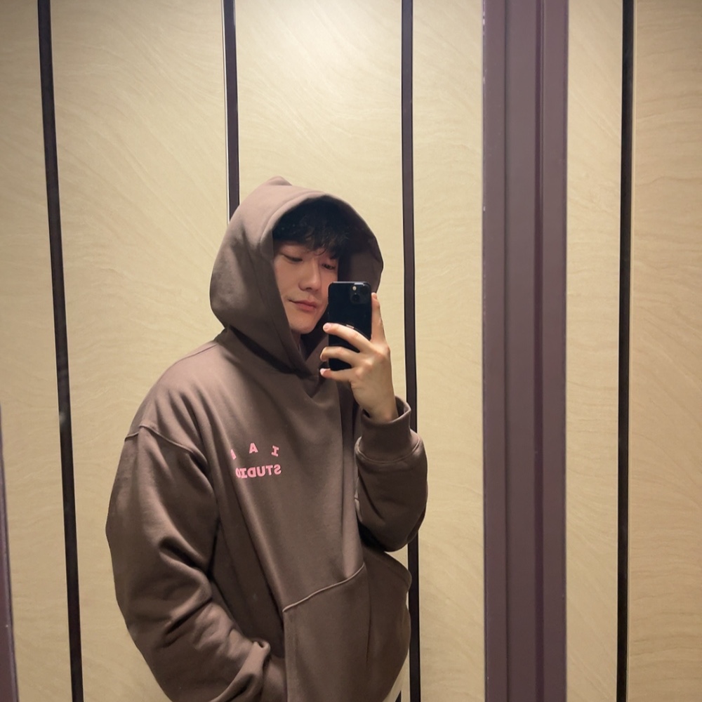 IAB Studio Hoodie Choco - Harajuku Exclusive 착용 스타일 - 2