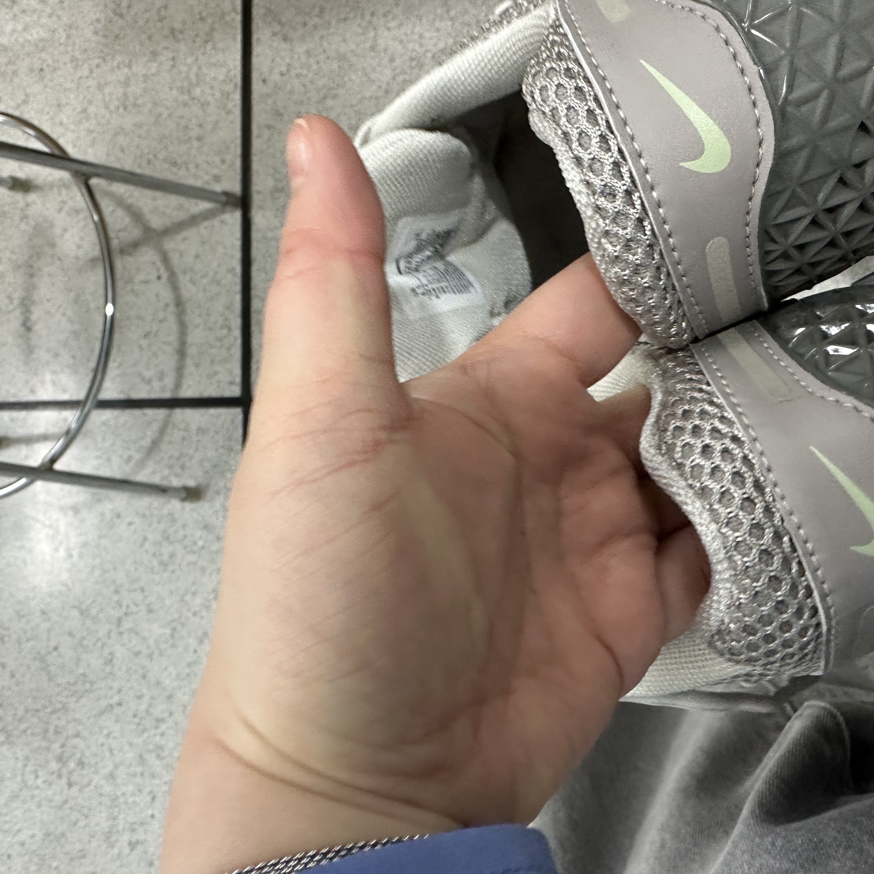 (W) Nike Zoom Vomero 5 Cobblestone and Flat Pewter 착용 스타일