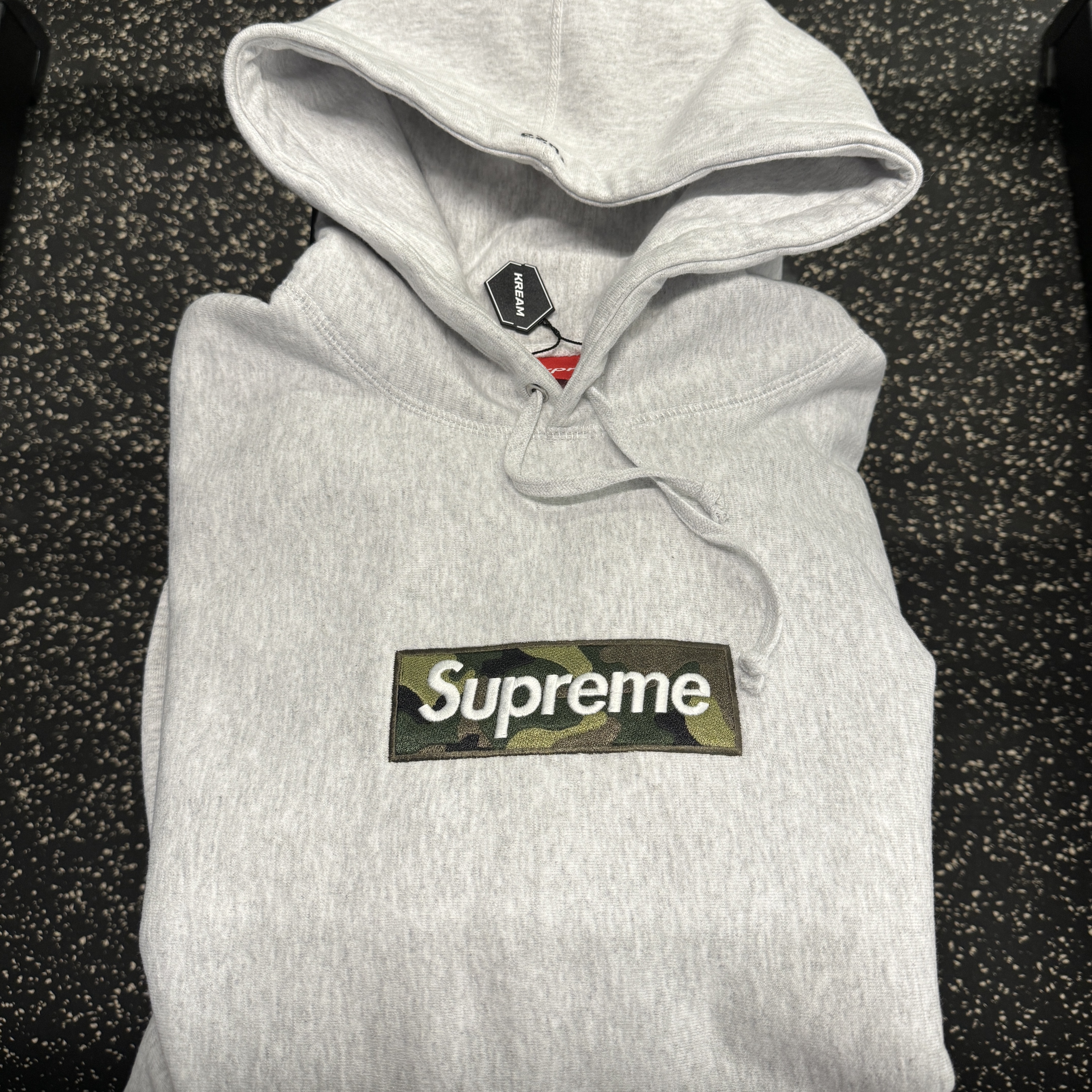 Supreme Box Logo Hooded Sweatshirt Ash Grey - 23FW, Nike Air Force 1 '07 Low White 착용 스타일 - 1