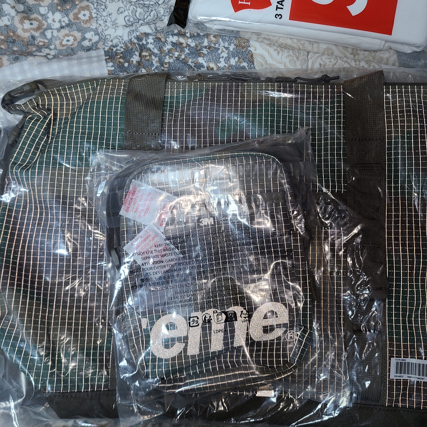Supreme Shoulder Bag Woodland Camo - 24SS, Supreme Tote Bag Woodland Camo - 24SS 착용 스타일 - 1
