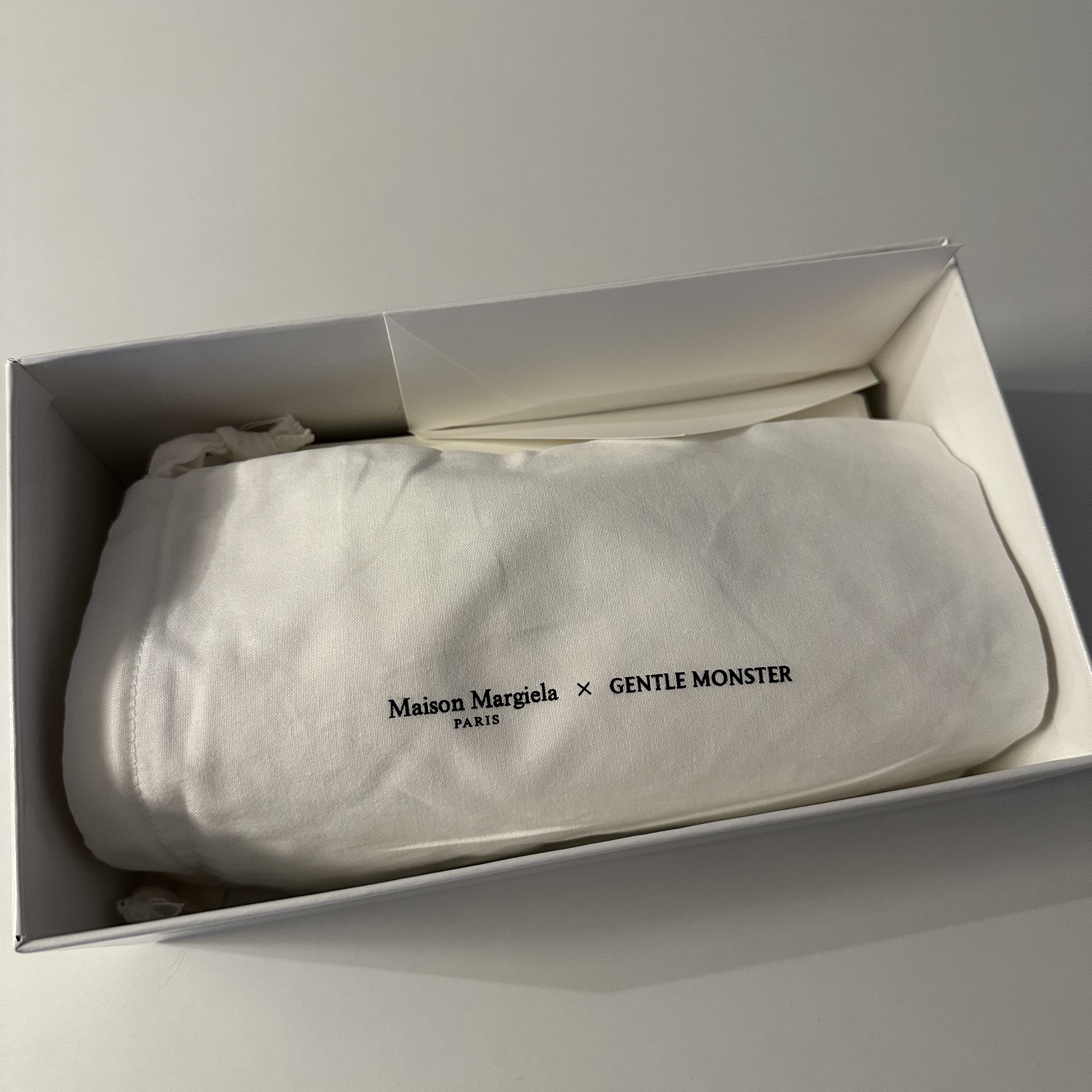 Gentle Monster x Maison Margiela MM104 Black Black 착용 스타일 - 3