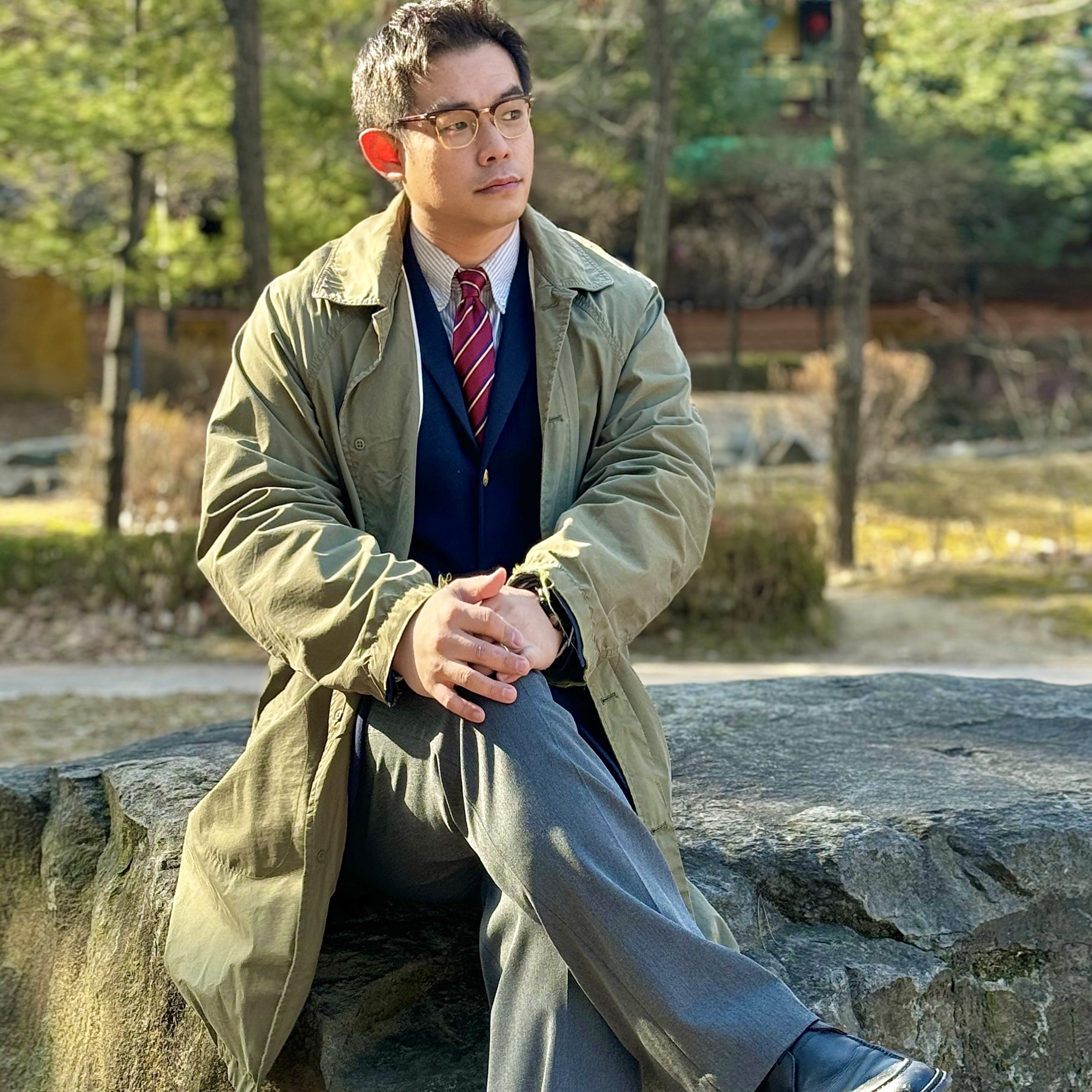 Ray-Ban Clubmaster Classic Polished Tortoise On Gold Frame Green Classic G-15 Lenses 착용 스타일 - 4