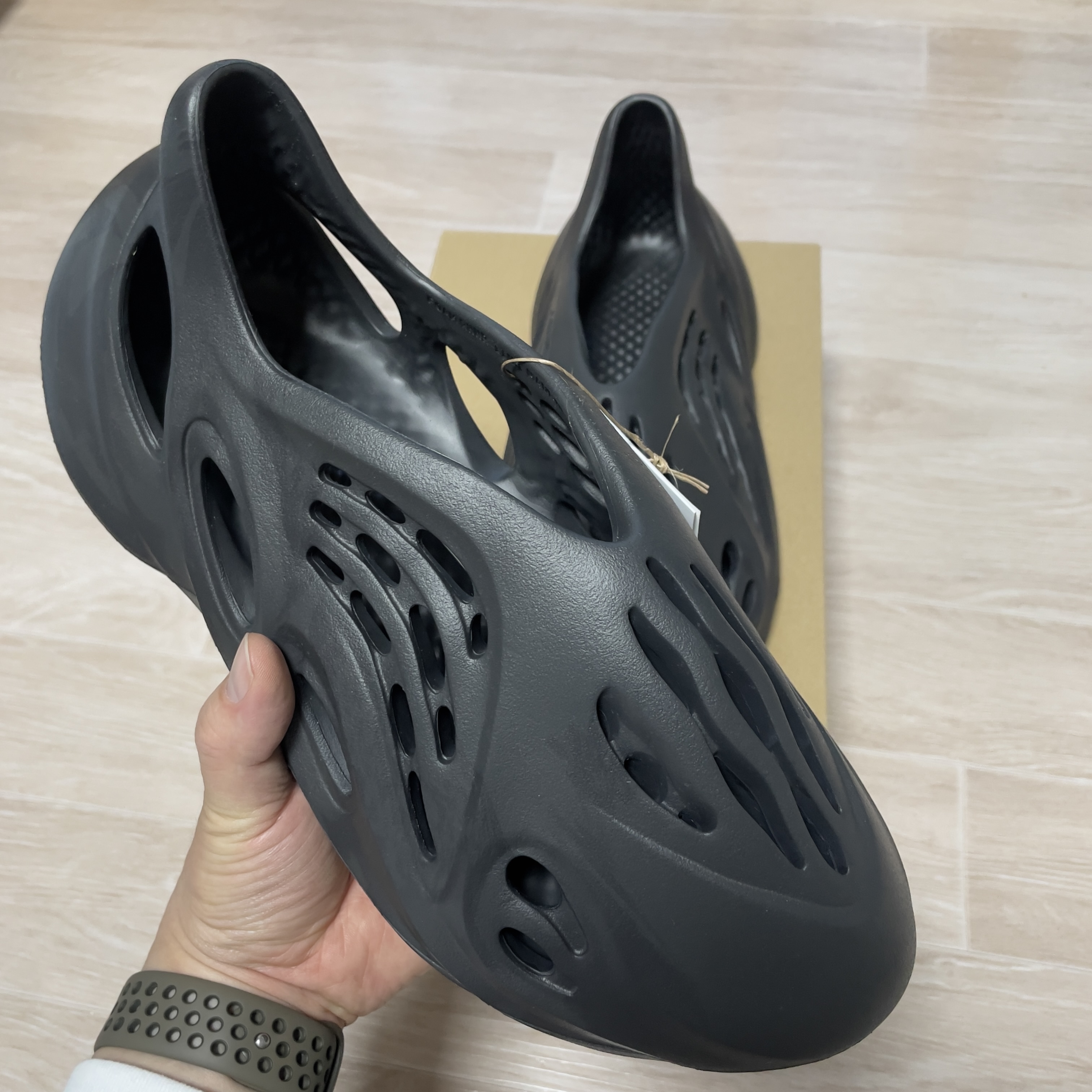 Adidas Yeezy Foam RNNR Onyx 착용 스타일