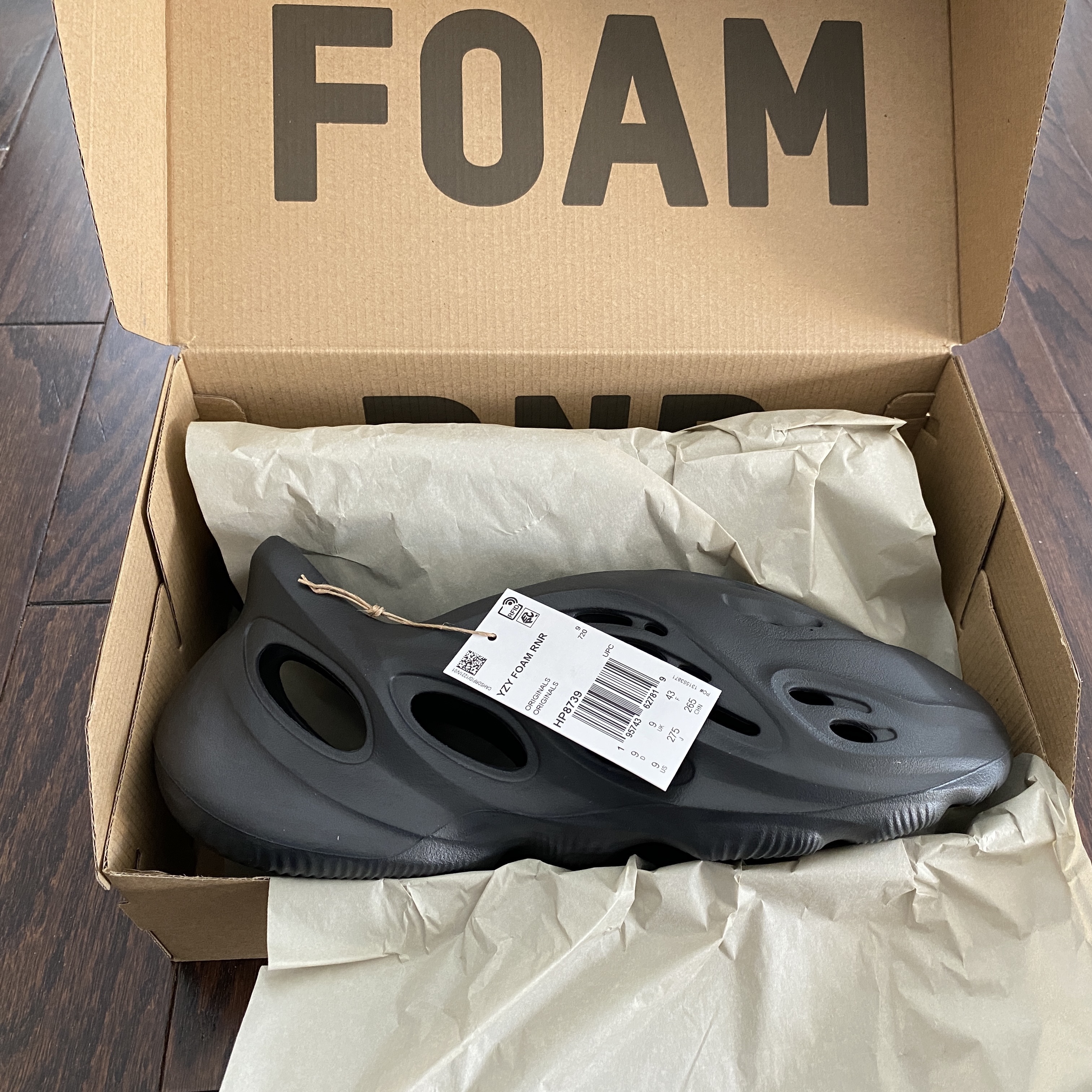 Adidas Yeezy Foam RNNR Onyx 착용 스타일 - 2