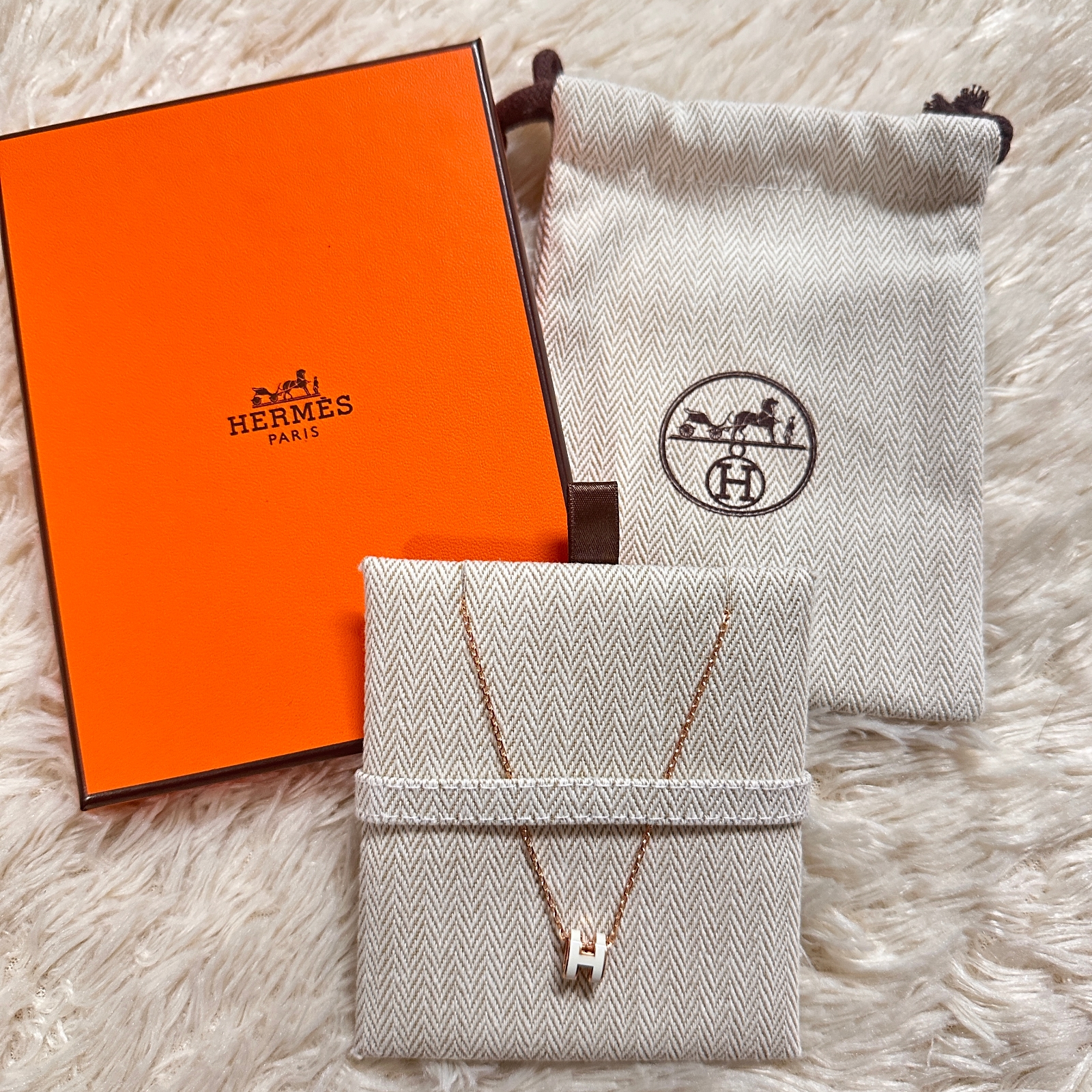(W) Hermes Mini Pop H Pendant Rose Gold & Blanc 착용 스타일