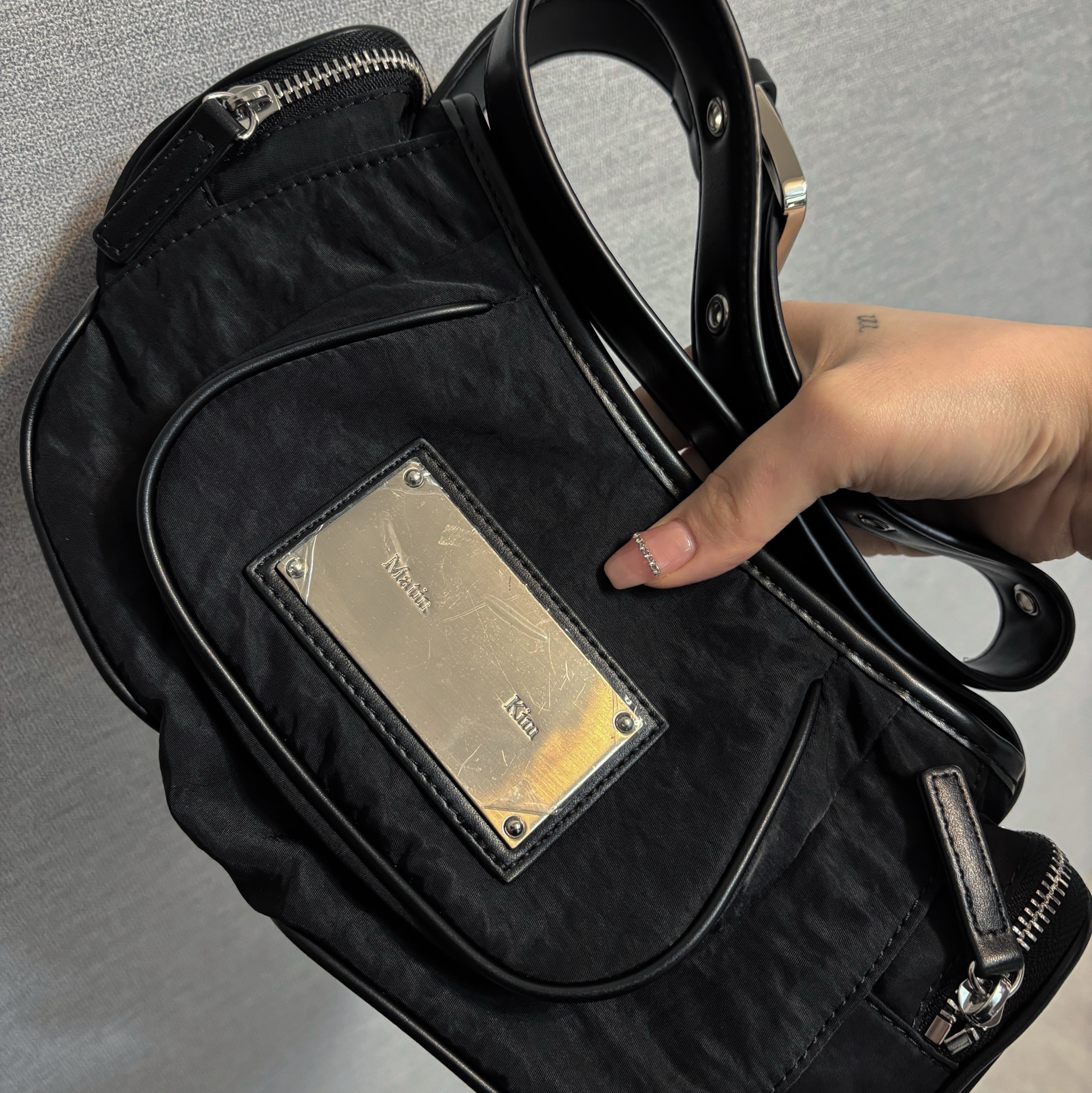 Matin Kim Madeleine Round Bag Black 착용 스타일