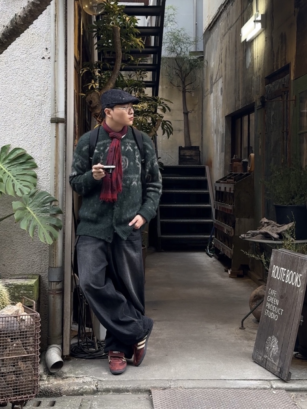 South2 West8 Loose Fit Crew Neck Cardigan S2W8 Nordic Green, Gentle Monster Atomic 02 Silver 착용 스타일 - 4