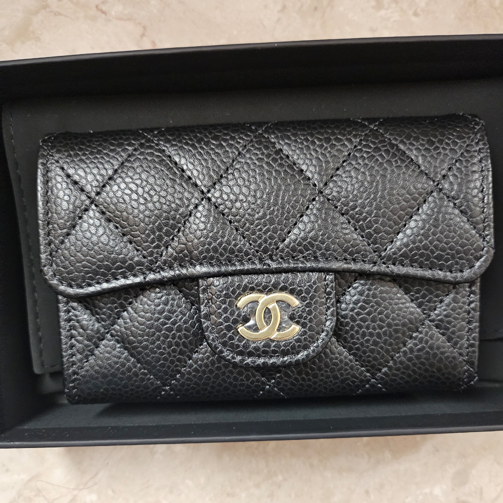 Chanel Classic Card Holder Grained Calfskin & Gold Black 착용 스타일