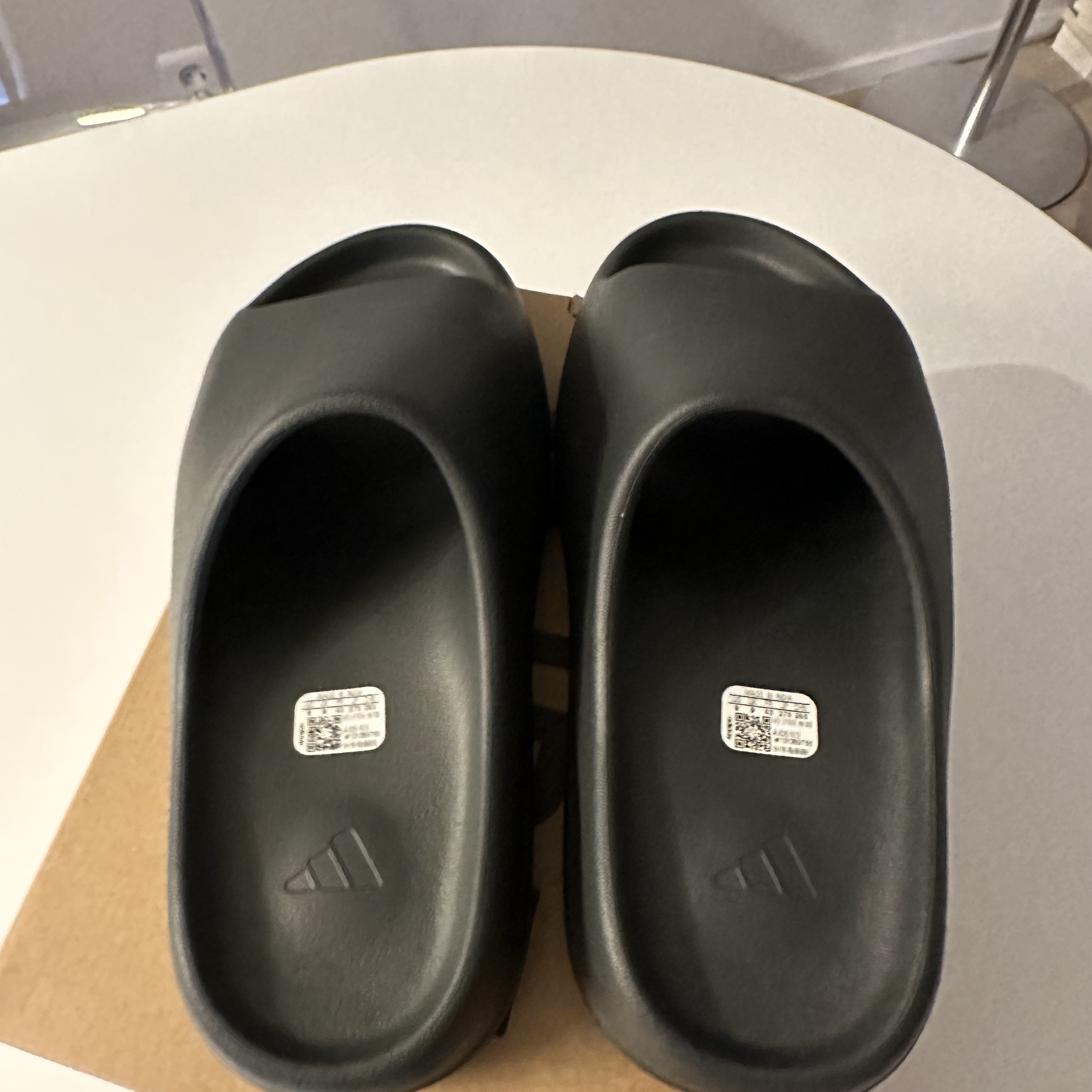 Adidas Yeezy Slide Dark Onyx 2024 착용 스타일 - 4