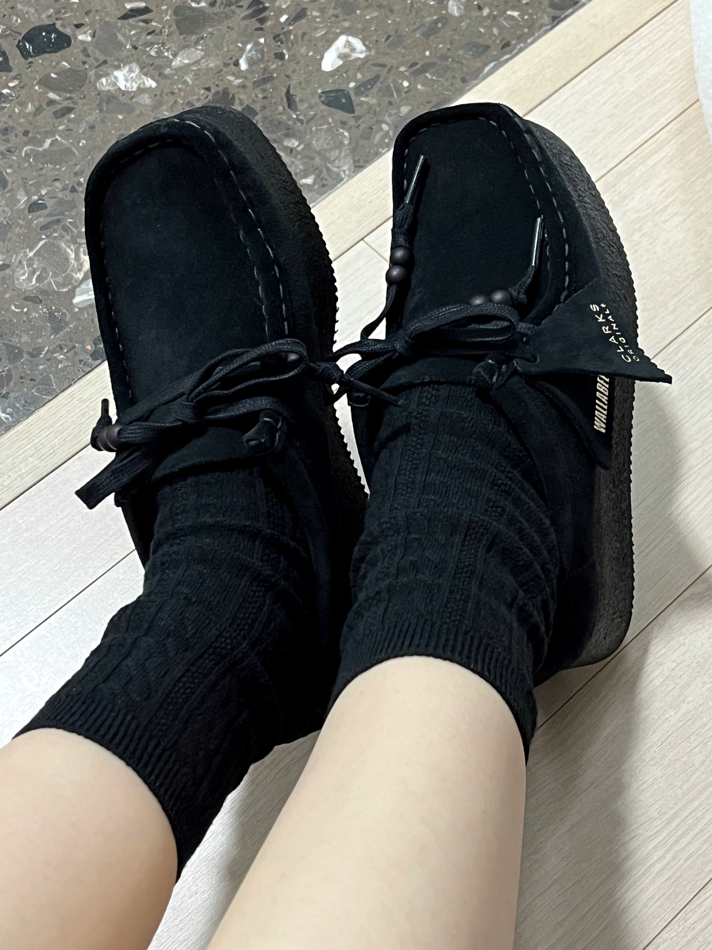 (W) Clarks Wallacraft Bee Black Suede, Clarks Wallabee Black Suede 착용 스타일 - 1