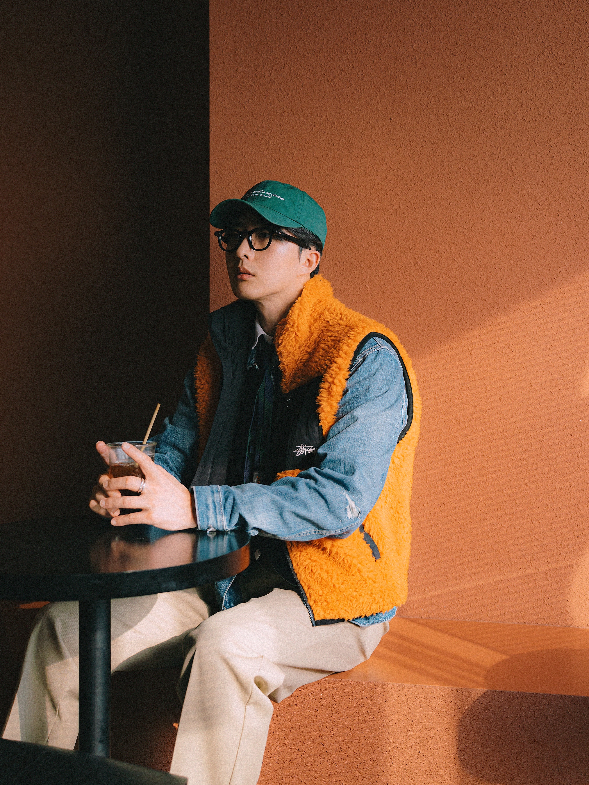 Stussy Sherpa Reversible Vest Tangerine, Dickies Original 874 Work Pant Khaki 착용 스타일 - 1