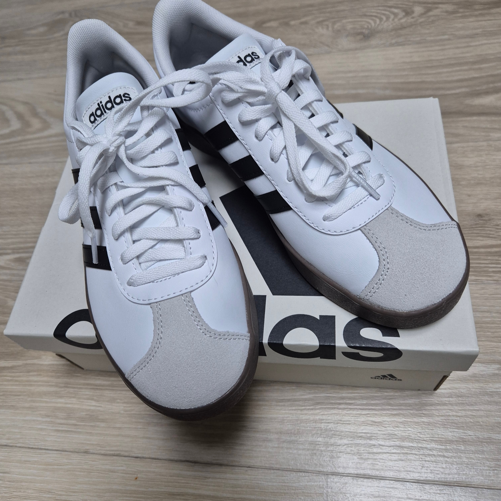 Adidas VL Court Base Cloud White Core Black 착용 스타일 - 2