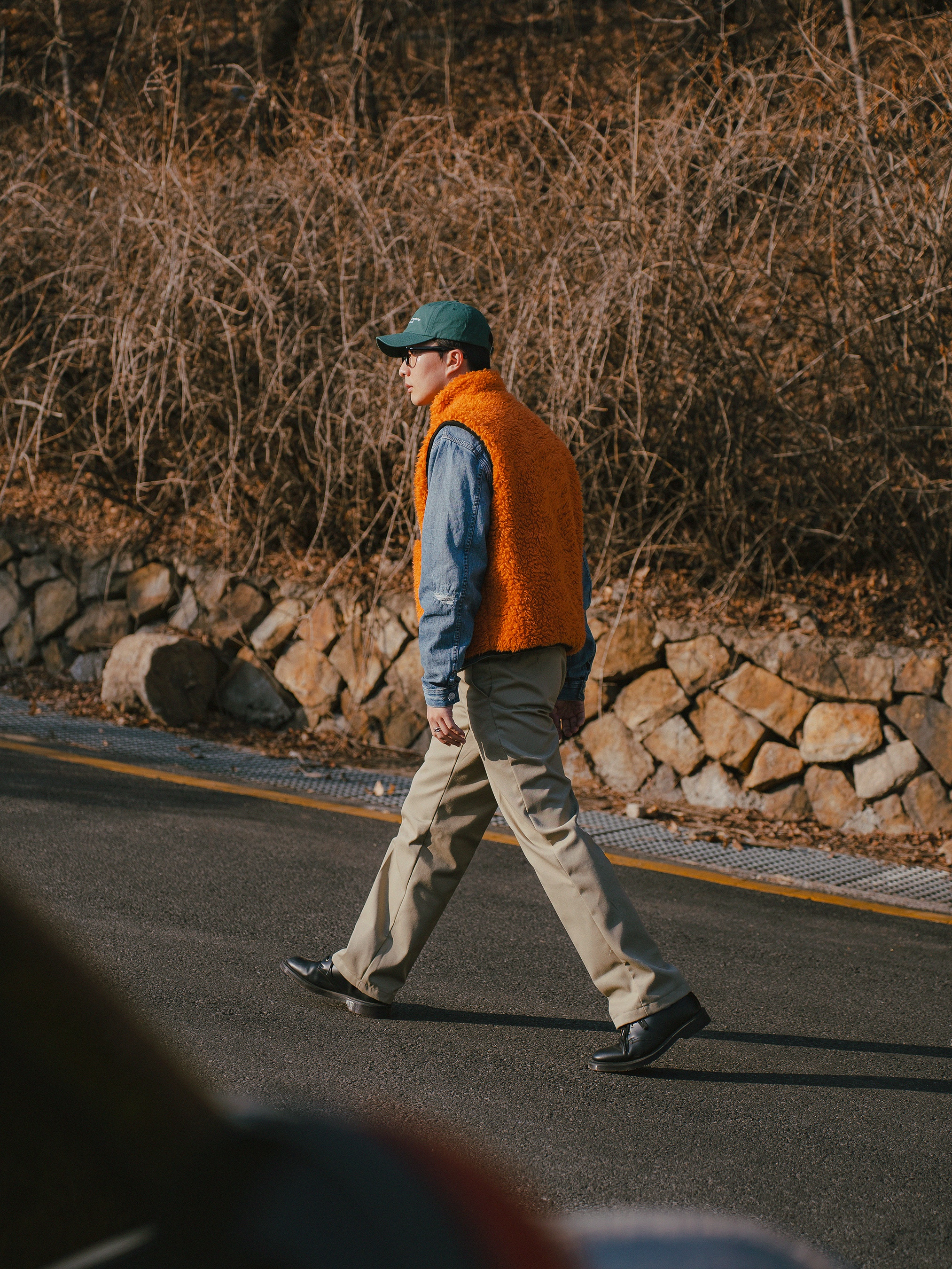 Stussy Sherpa Reversible Vest Tangerine, Dickies Original 874 Work Pant Khaki 착용 스타일 - 3