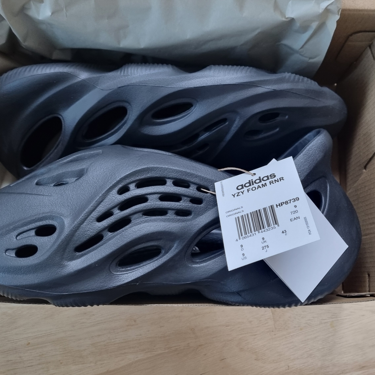 Adidas Yeezy Foam RNNR Onyx 착용 스타일 - 2
