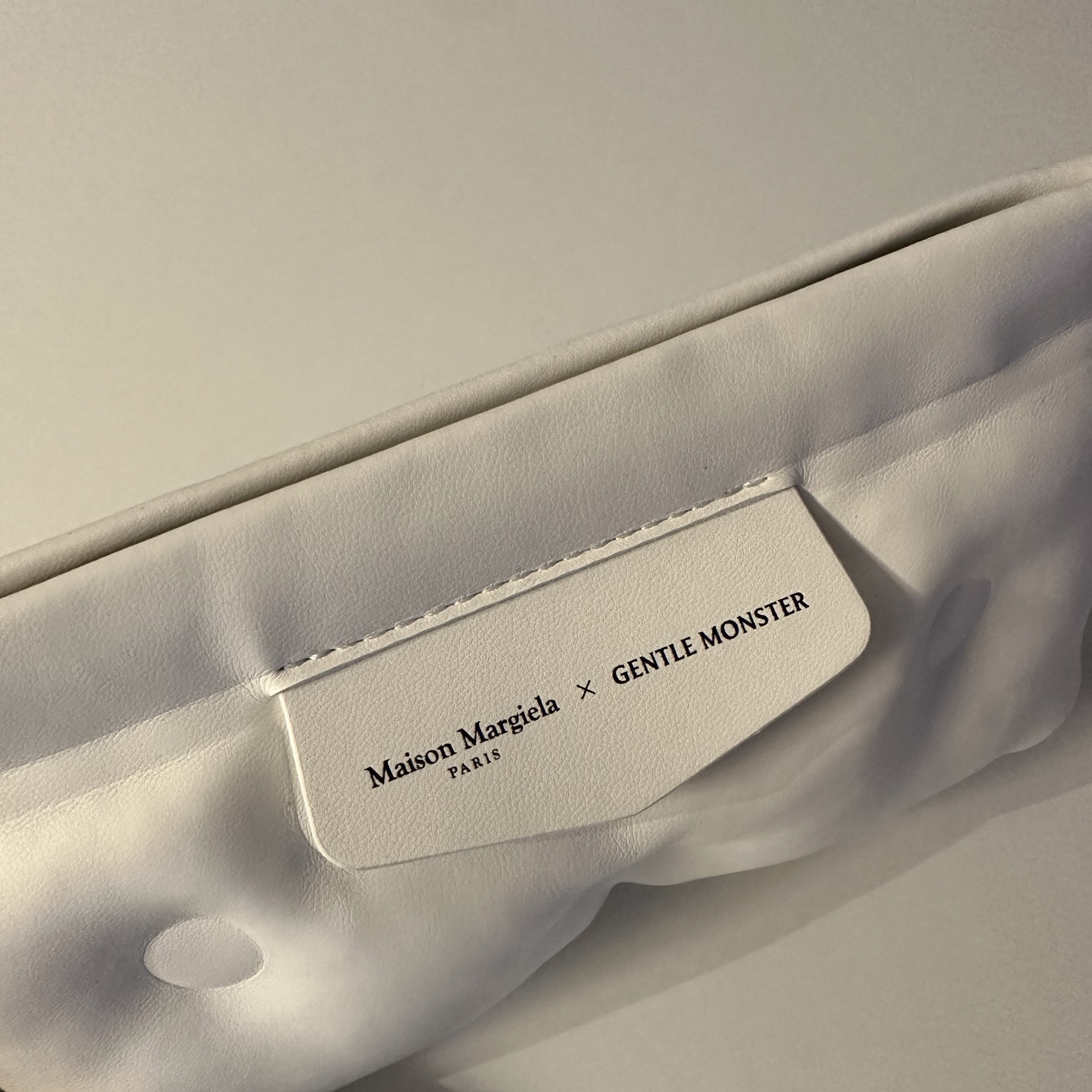 Gentle Monster x Maison Margiela MM104 Black Black 착용 스타일 - 4