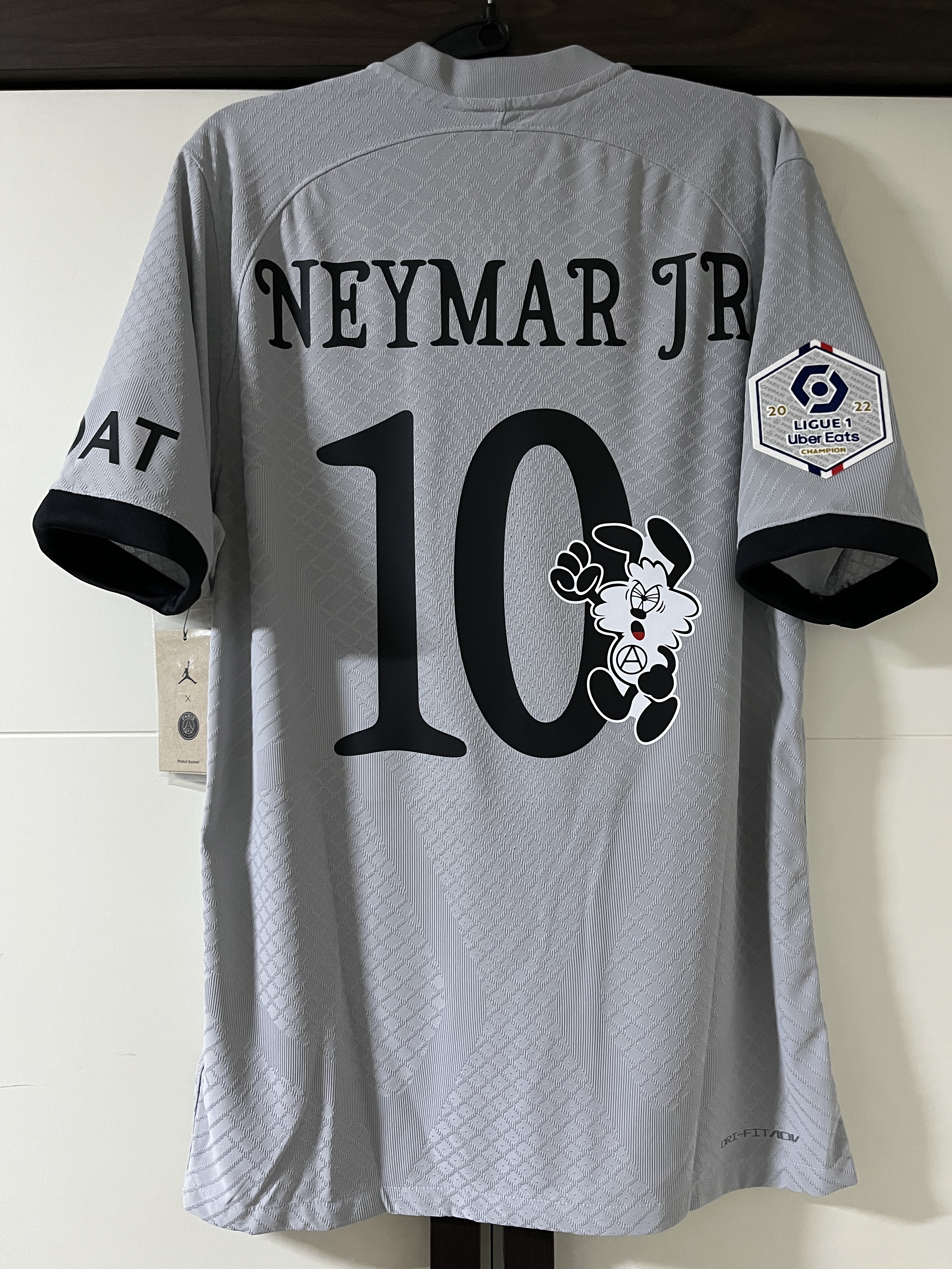 Jordan x Paris Saint-Germain 2022/23 Dri-Fit ADV Match Away Jersey Light Smoke Grey (Non Marking Ver.), Jordan x Paris Saint-Germain 2022/23 Dri-Fit Stadium Away Jersey Light Smoke Grey (Non Marking Ver.) 착용 스타일 - 1