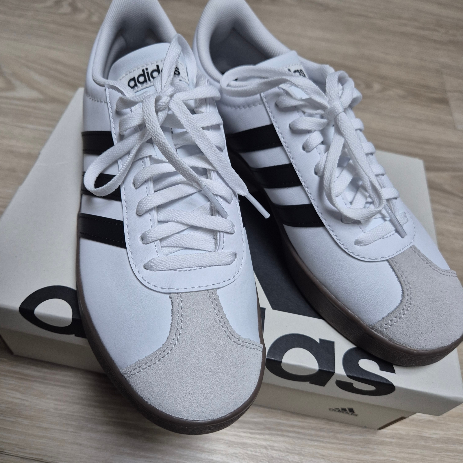 Adidas VL Court Base Cloud White Core Black 착용 스타일 - 1