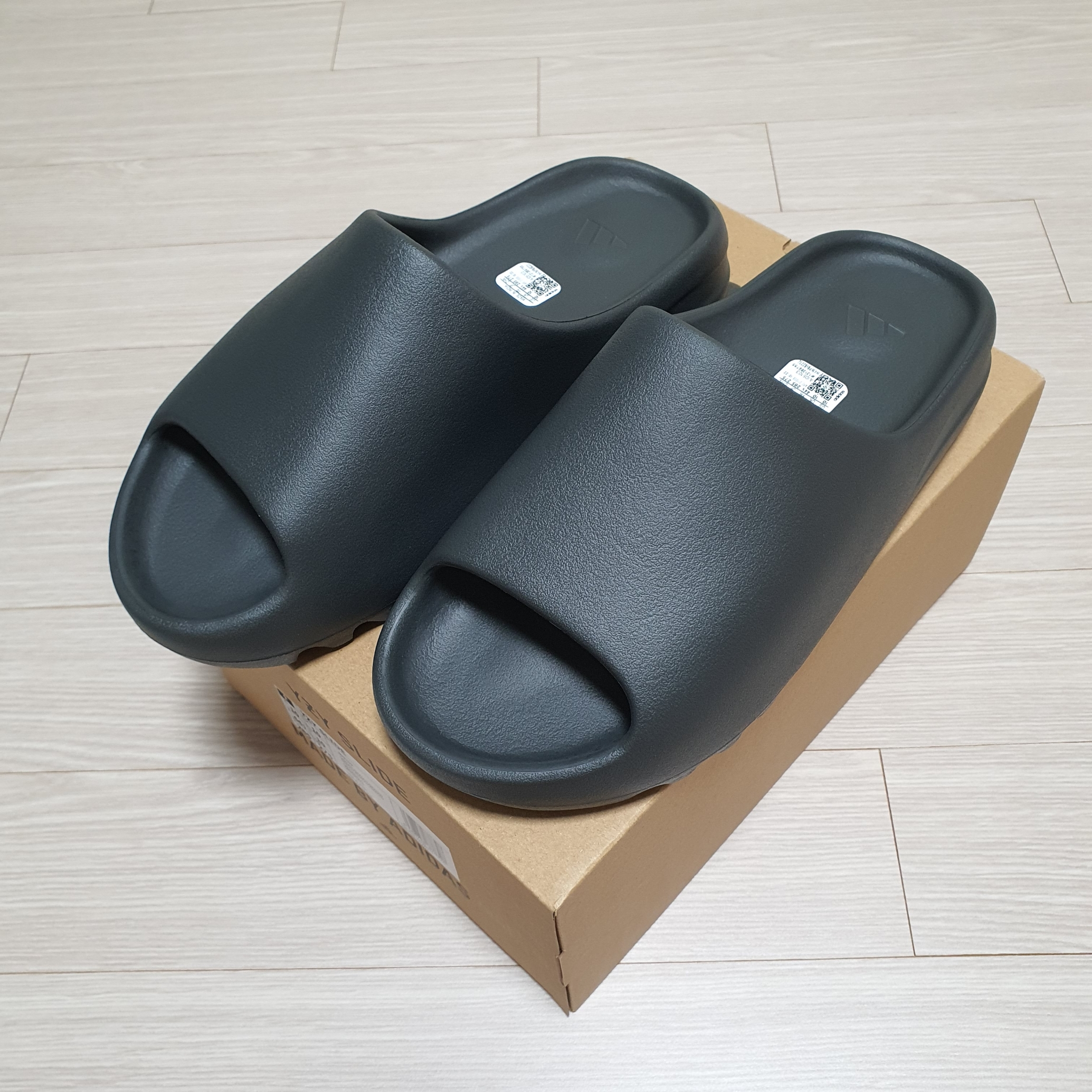 Adidas Yeezy Slide Dark Onyx 2024 착용 스타일