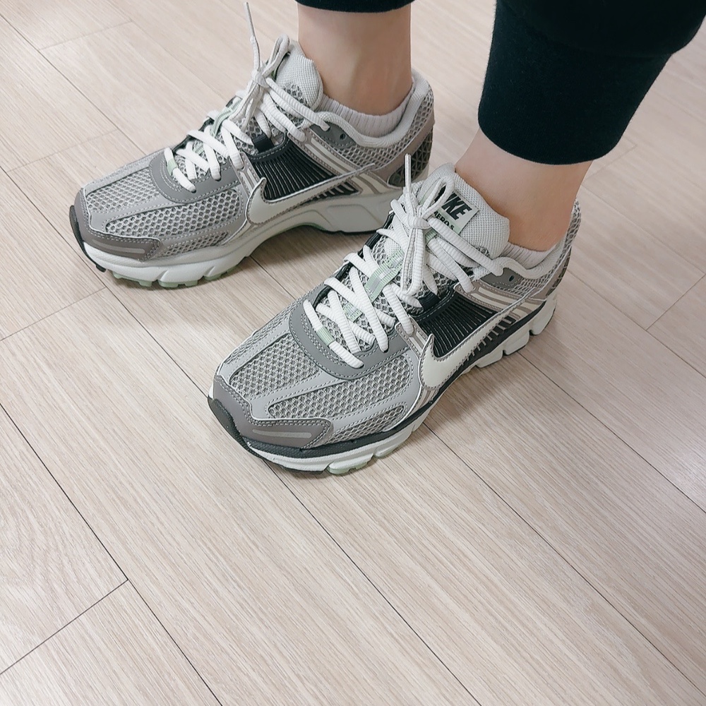 (W) Nike Zoom Vomero 5 Cobblestone and Flat Pewter 착용 스타일