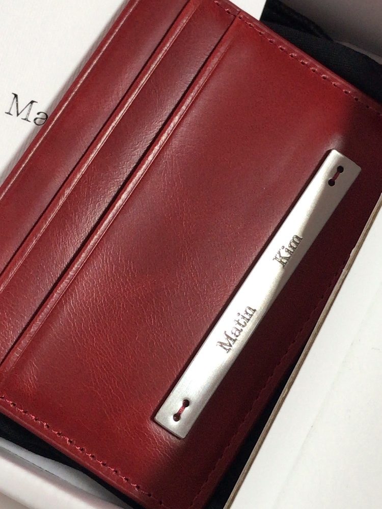 Matin Kim Vintage Card Wallet Red 착용 스타일 - 1