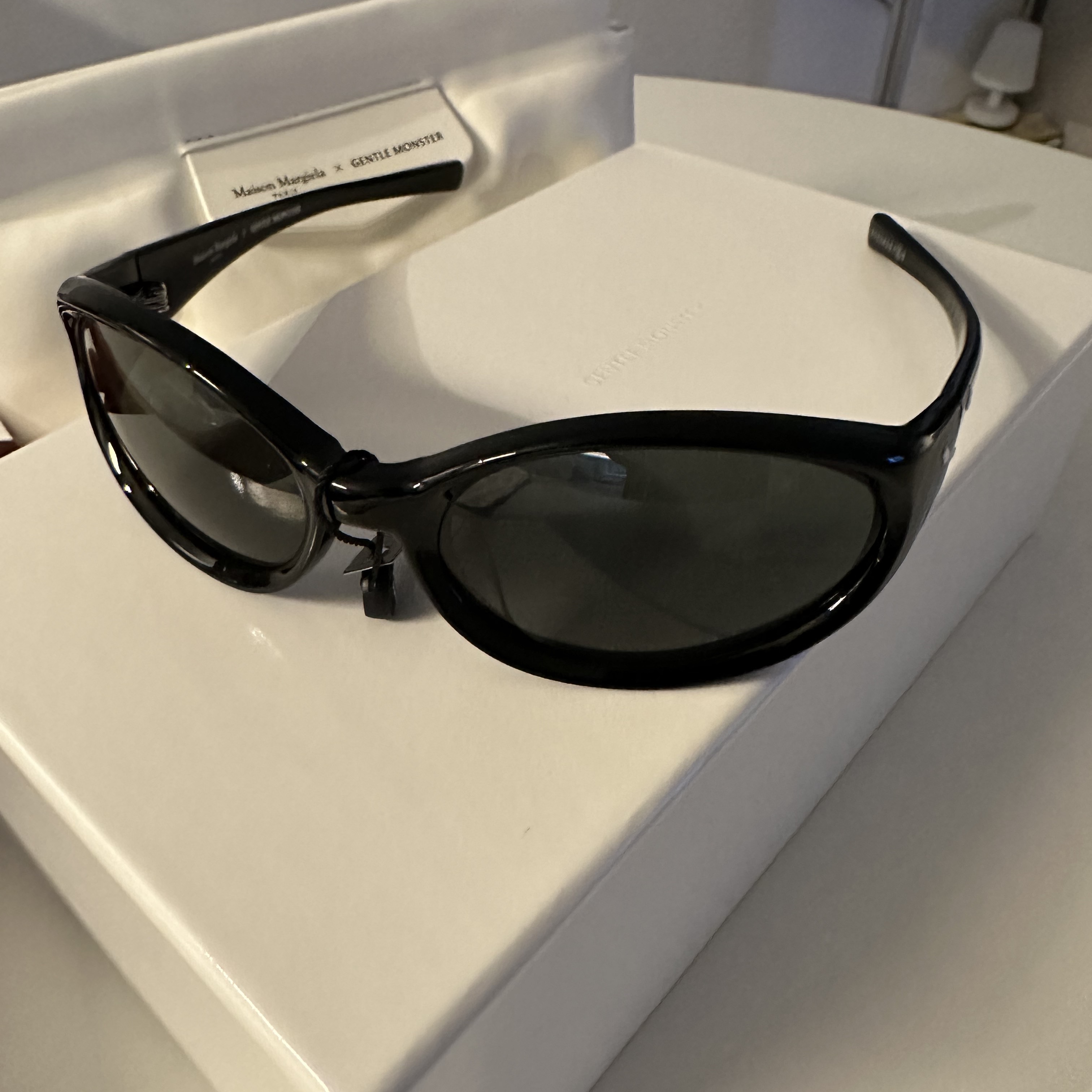 Gentle Monster x Maison Margiela MM104 Black Black 착용 스타일 - 5