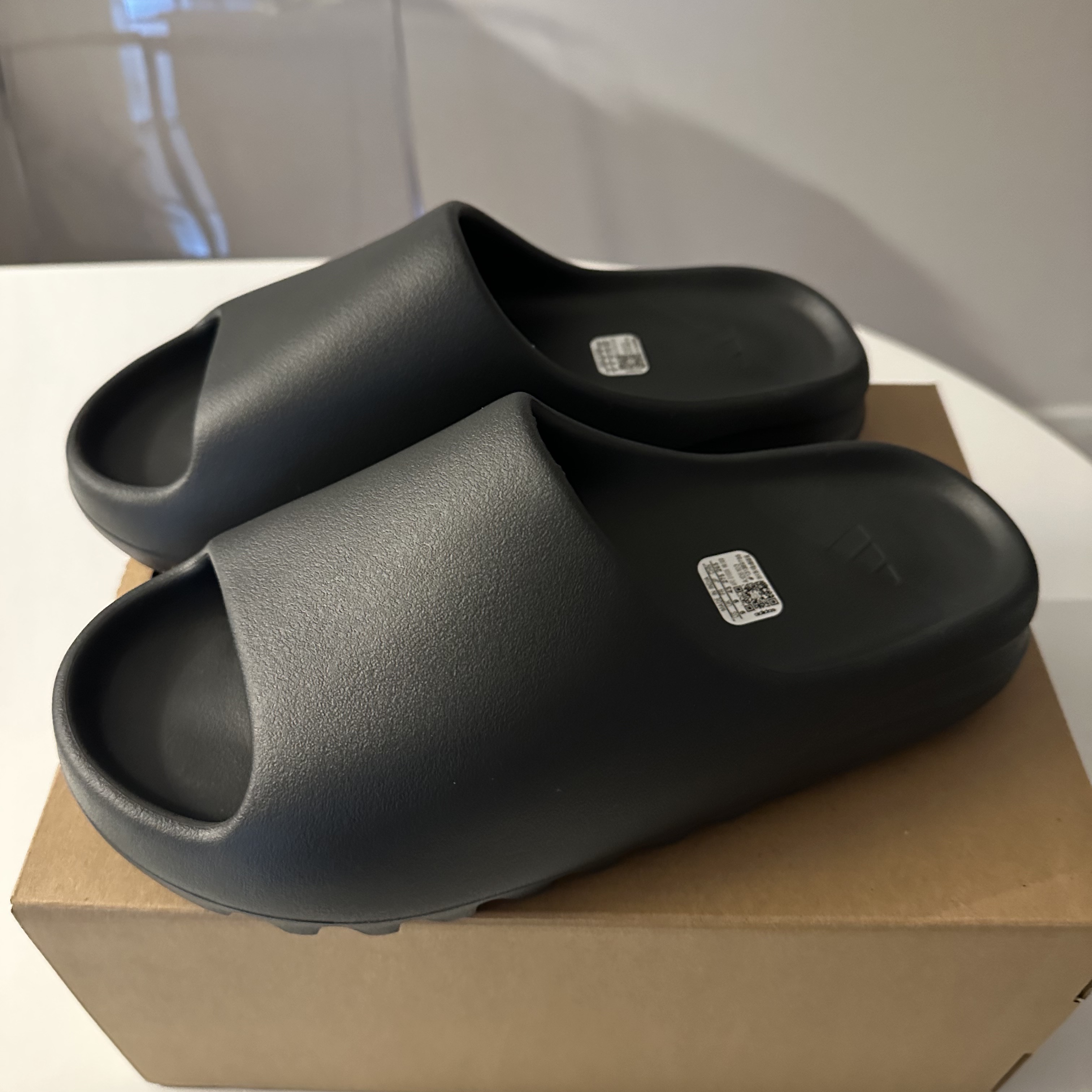Adidas Yeezy Slide Dark Onyx 2024 착용 스타일 - 3